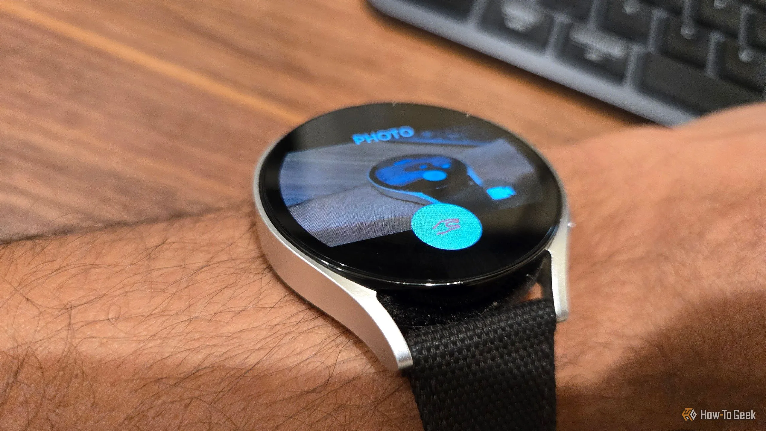 Điều khiển chụp ảnh từ xa bằng cử chỉ chụm ngón tay đôi trên Galaxy Watch