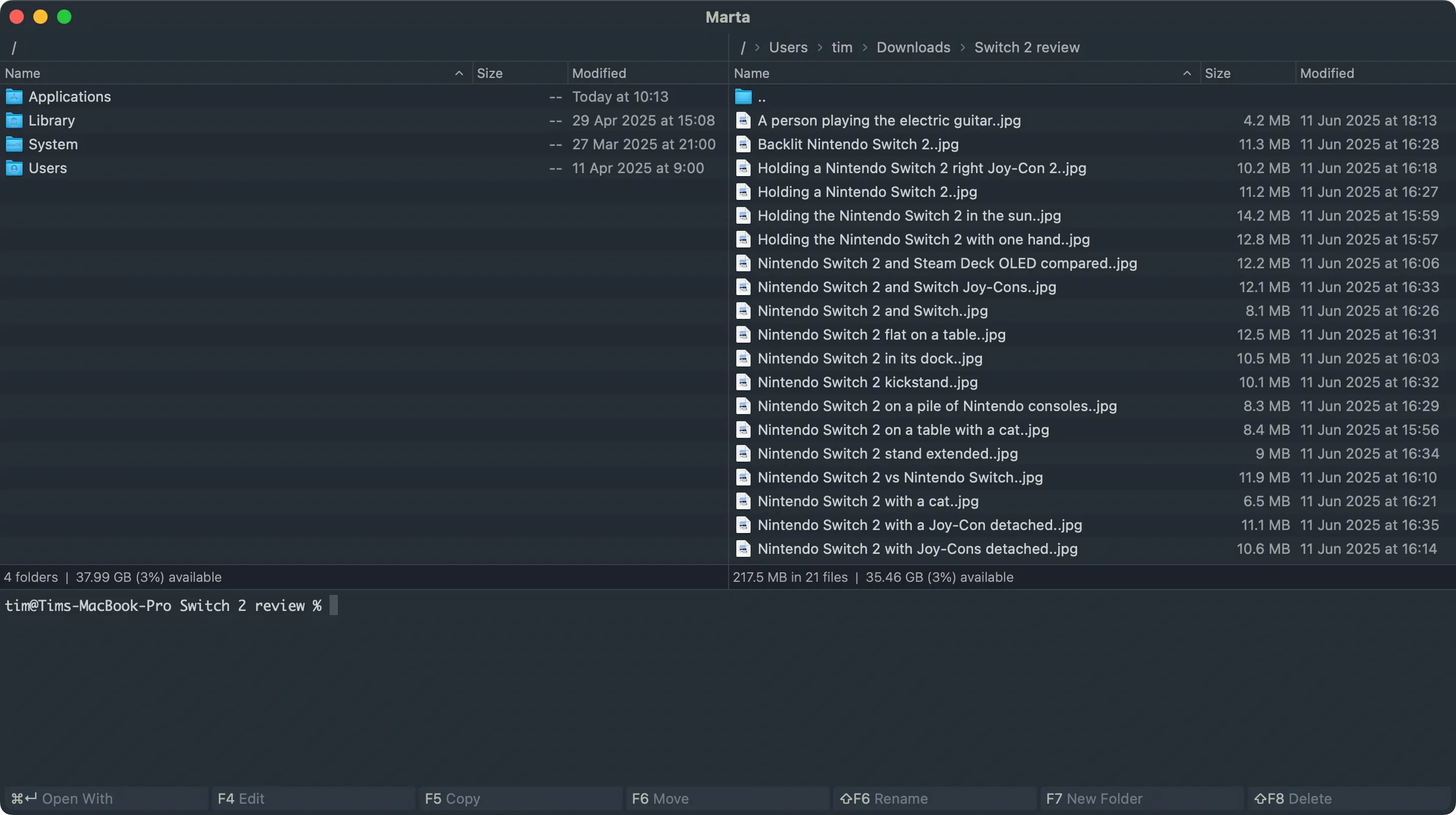 Giao diện Marta trên macOS với hai bảng điều khiển màu tối, hiển thị danh sách tập tin.