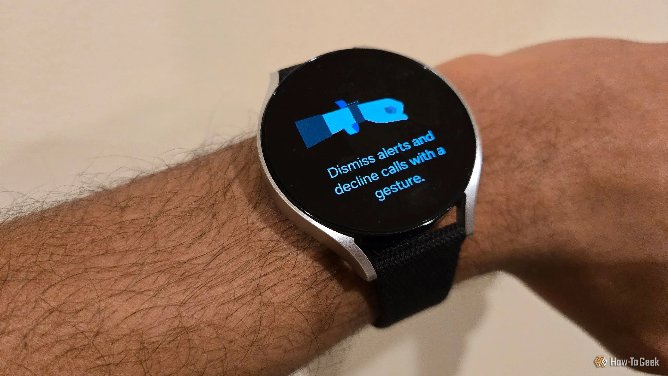 Hướng dẫn tắt thông báo và hẹn giờ bằng cử chỉ xoay cổ tay trên Galaxy Watch