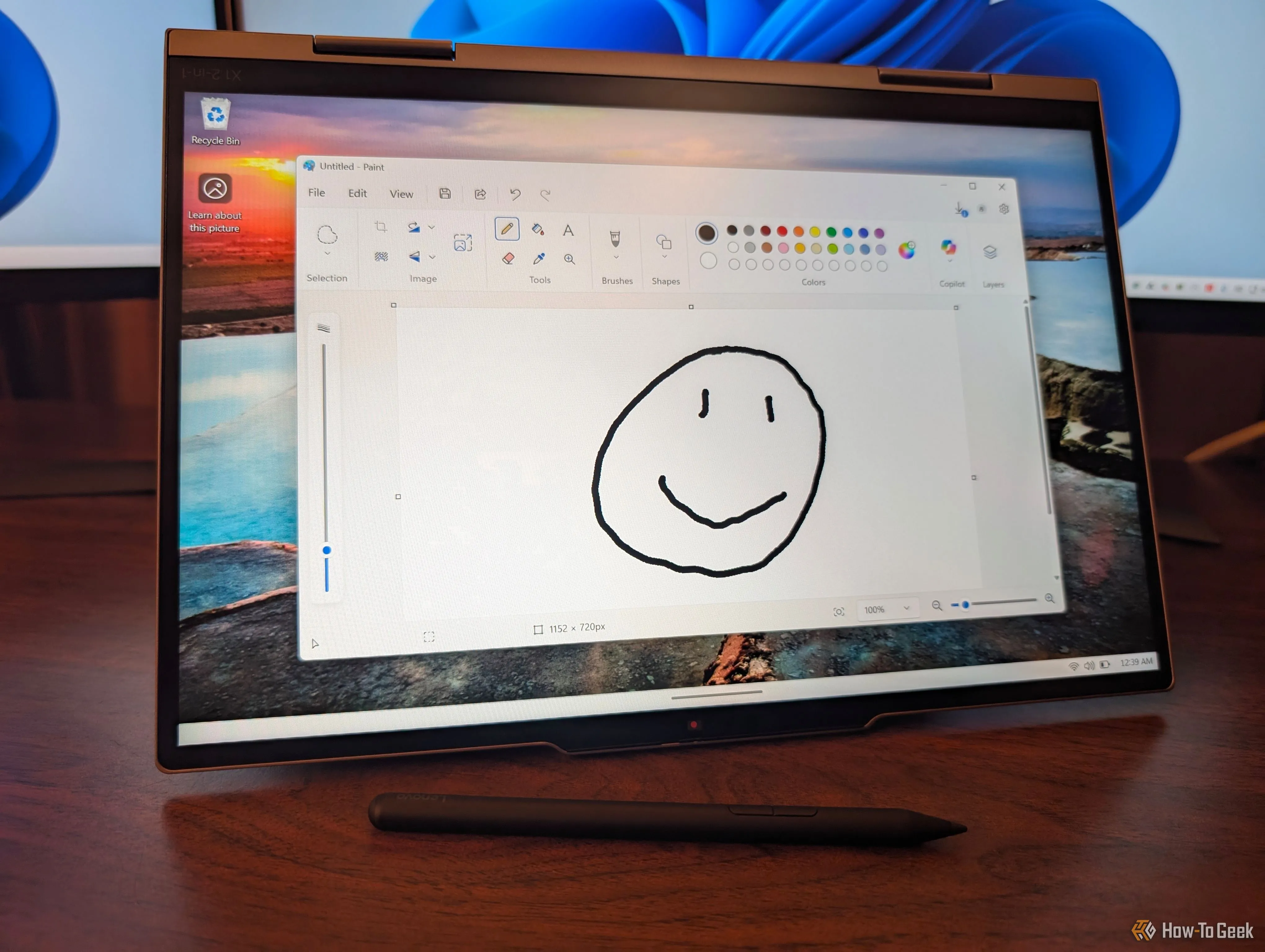 Laptop Lenovo ThinkPad X1 2-in-1 Gen 10 gập thành hình chữ A với hình vẽ trên màn hình cảm ứng.
