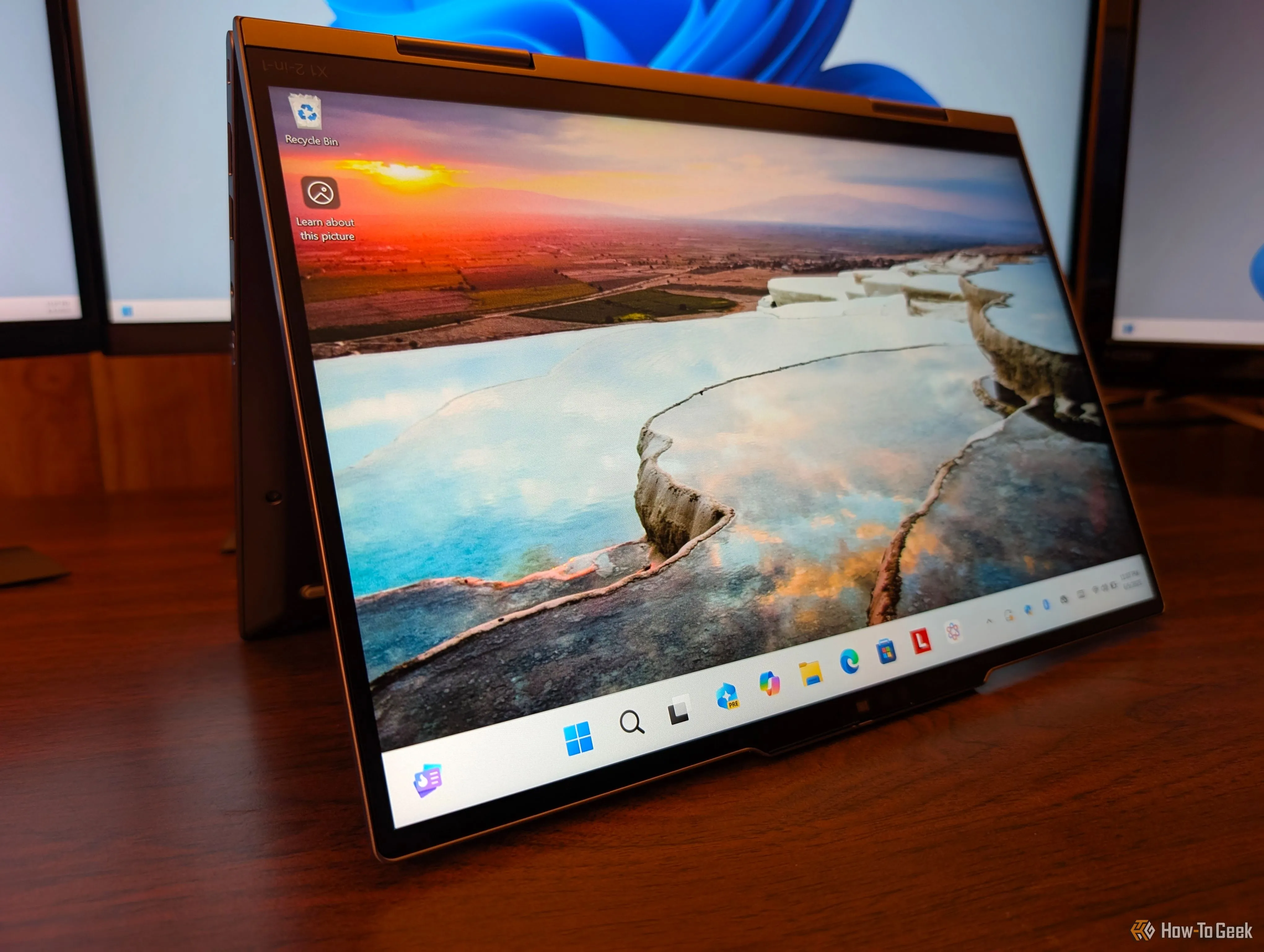 Lenovo ThinkPad X1 2-in-1 Gen 10 đặt trên bàn ở chế độ lều, màn hình hiển thị ứng dụng đồ họa.