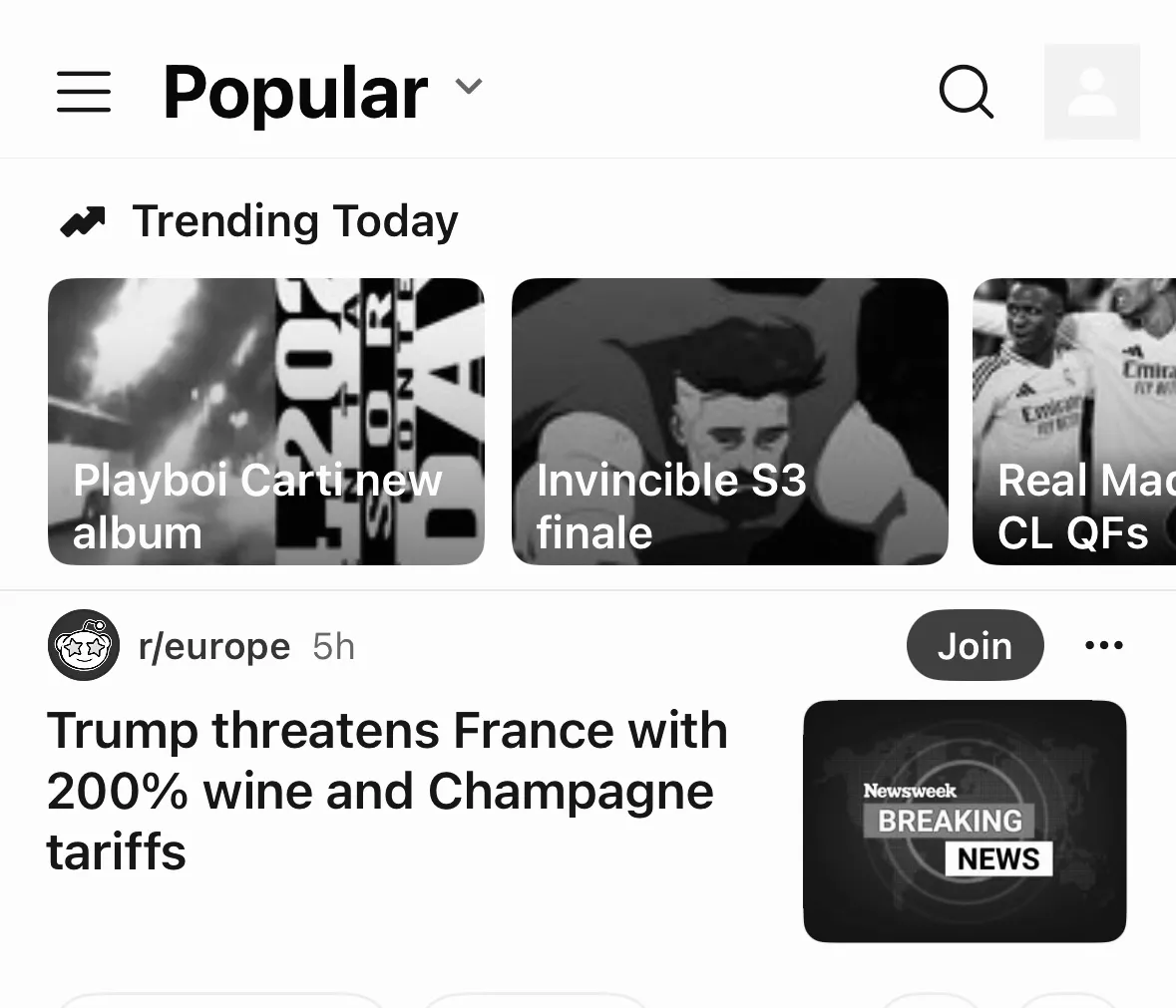 Màn hình iPhone hiển thị trang chủ Reddit ở chế độ đen trắng (grayscale), minh họa cách màn hình kém hấp dẫn hơn khi bật Bộ lọc màu.