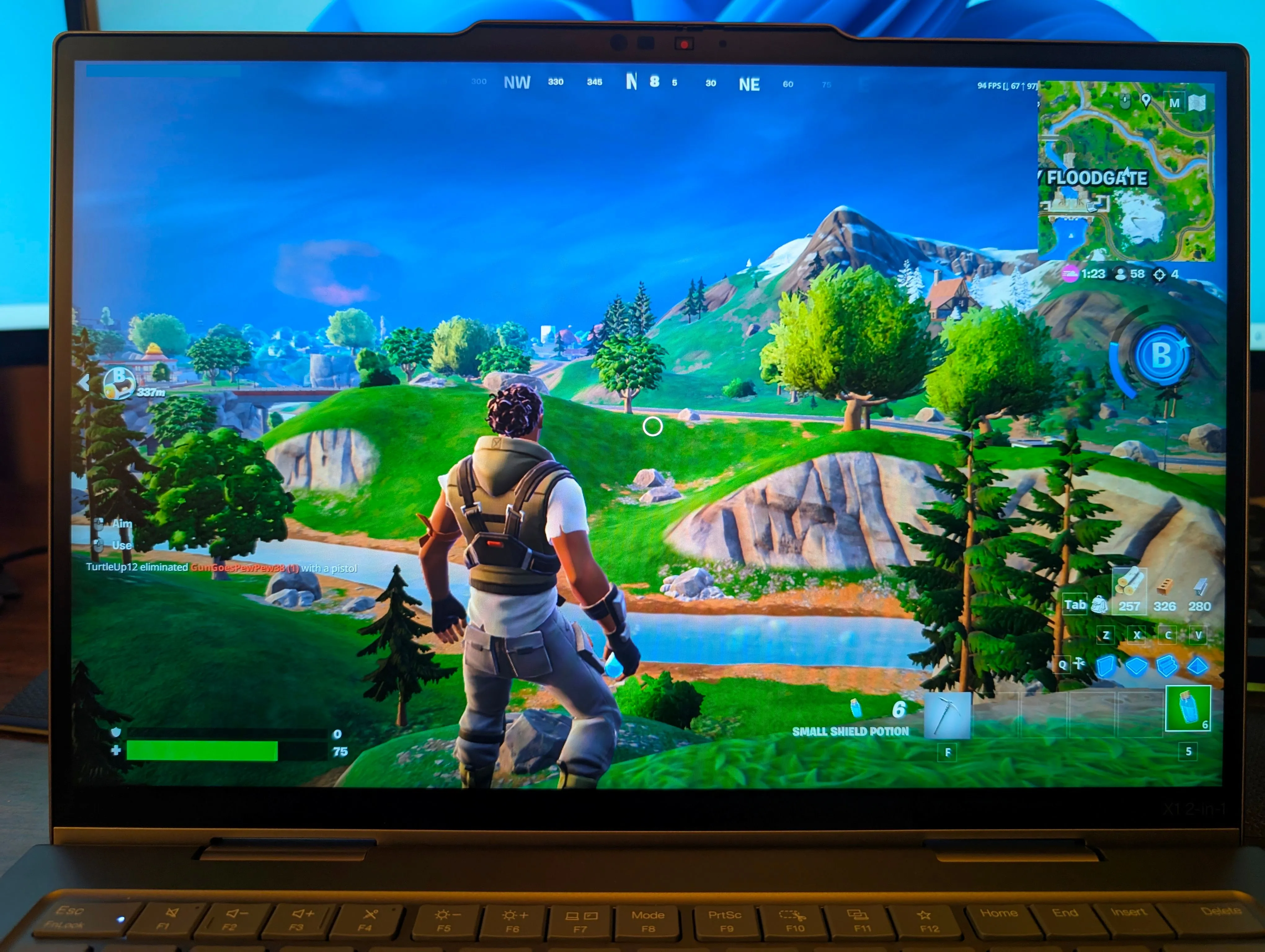 Màn hình laptop Lenovo ThinkPad X1 2-in-1 Gen 10 hiển thị game Fortnite, với nhân vật đang chiến đấu.