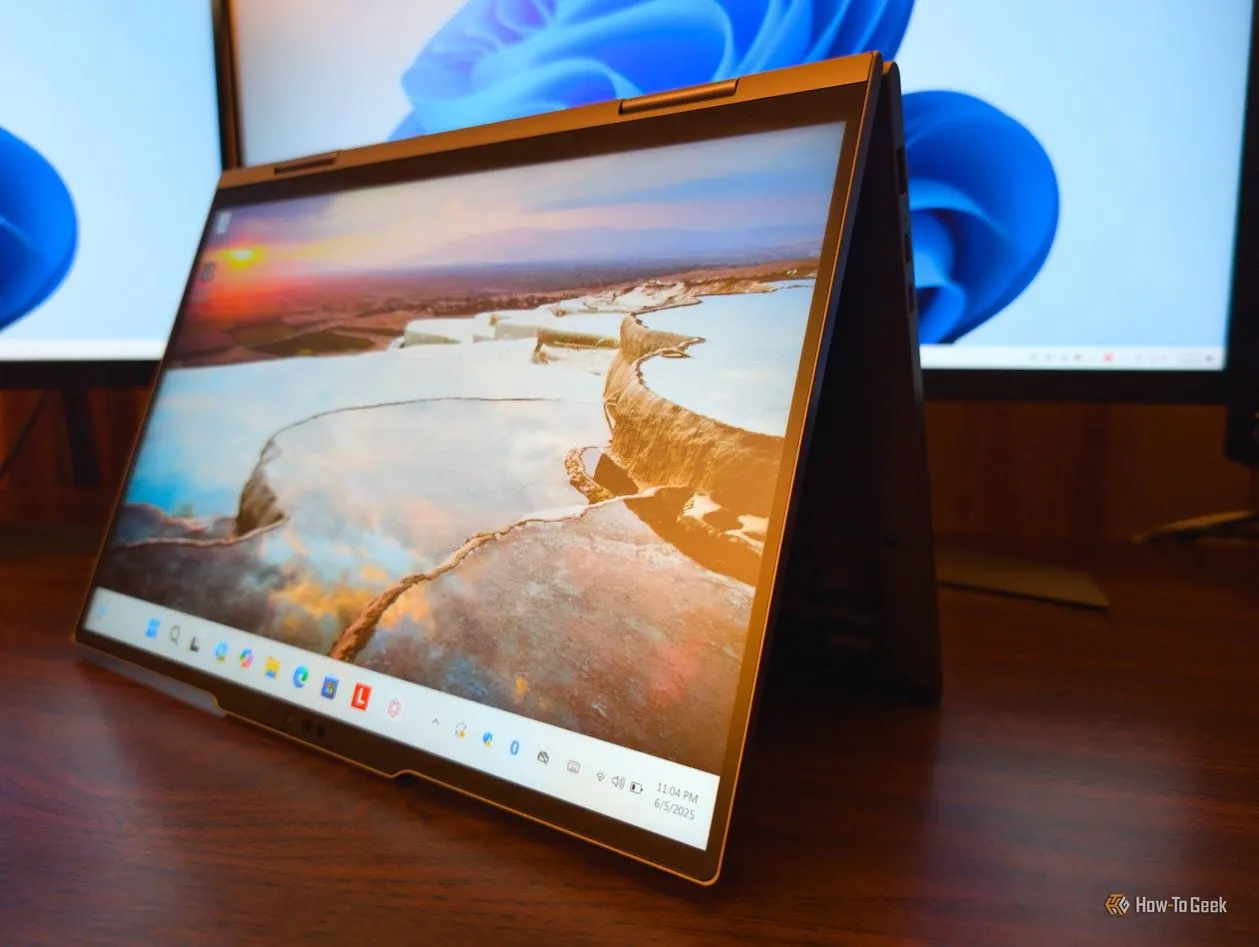 Màn hình Lenovo ThinkPad X1 2-in-1 Gen 10 hiển thị ánh sáng mờ từ nguồn sáng mạnh, cho thấy khả năng chống chói.