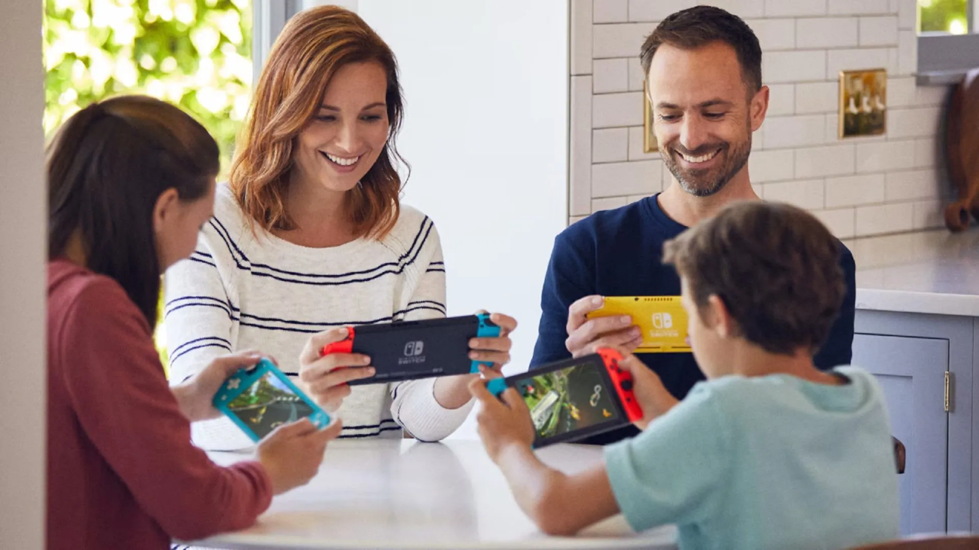 Một gia đình đang cùng nhau chơi trên các máy Nintendo Switch, tượng trưng cho thời gian giải trí chất lượng và sự tương tác gia đình.