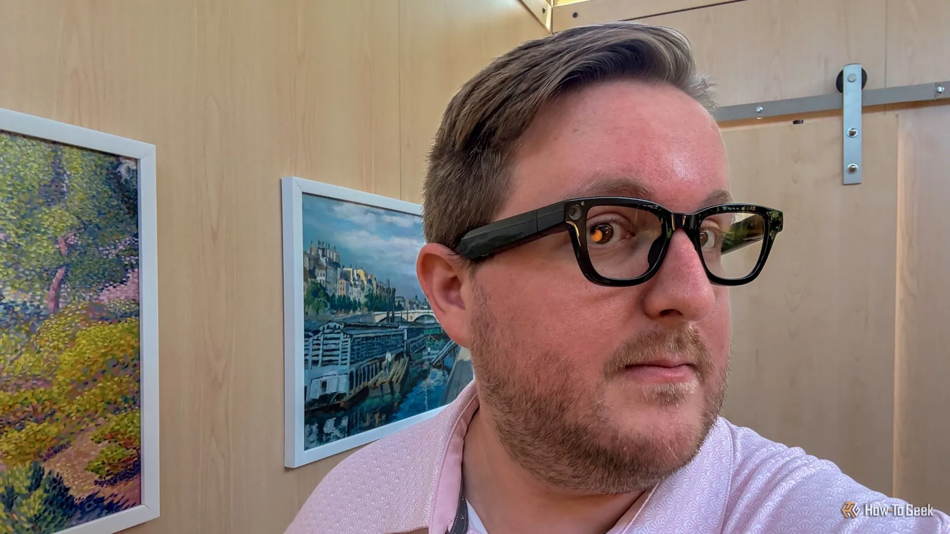 Người đeo kính Google Android XR nhìn nghiêng, thể hiện thiết kế công thái học