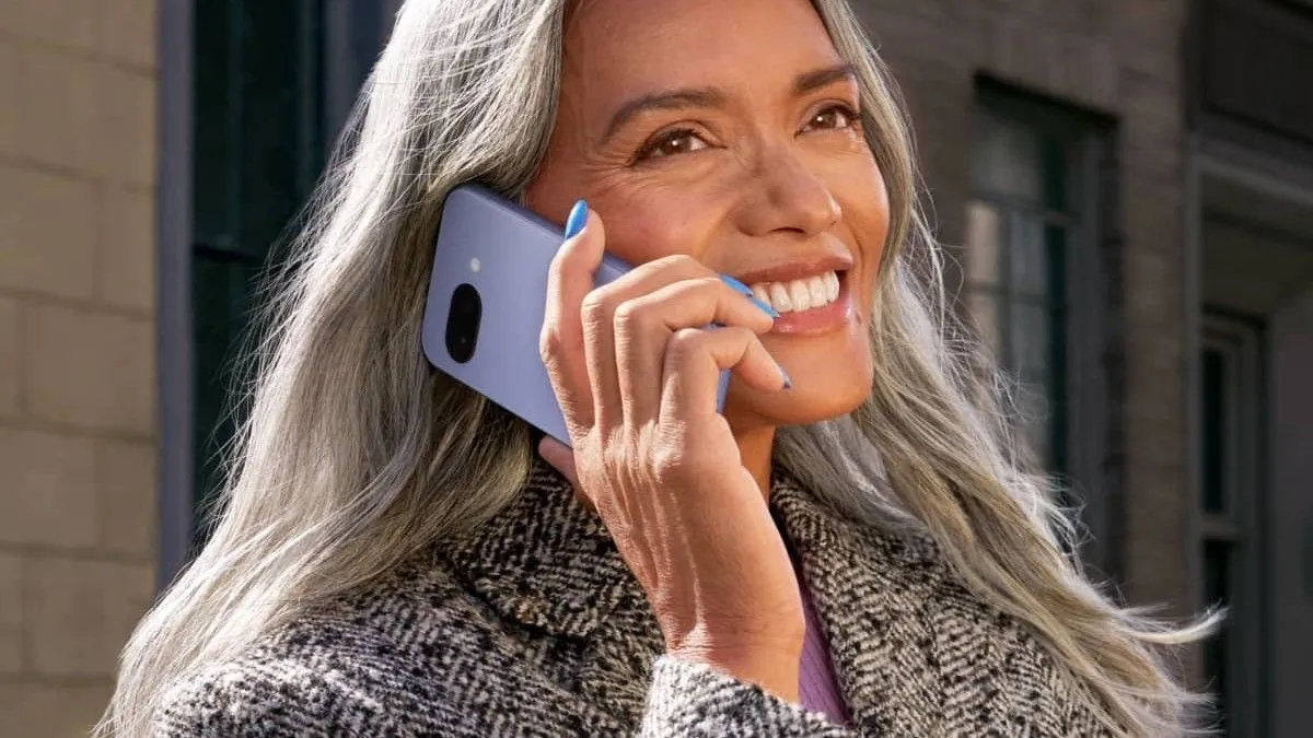 Người phụ nữ đang trò chuyện trên chiếc Google Pixel 9a màu tím