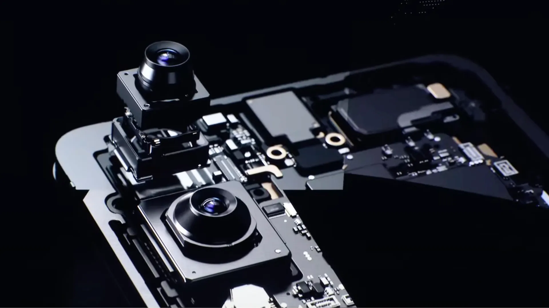 Ảnh render Samsung Galaxy S25 Edge với thiết kế camera đặc trưng.