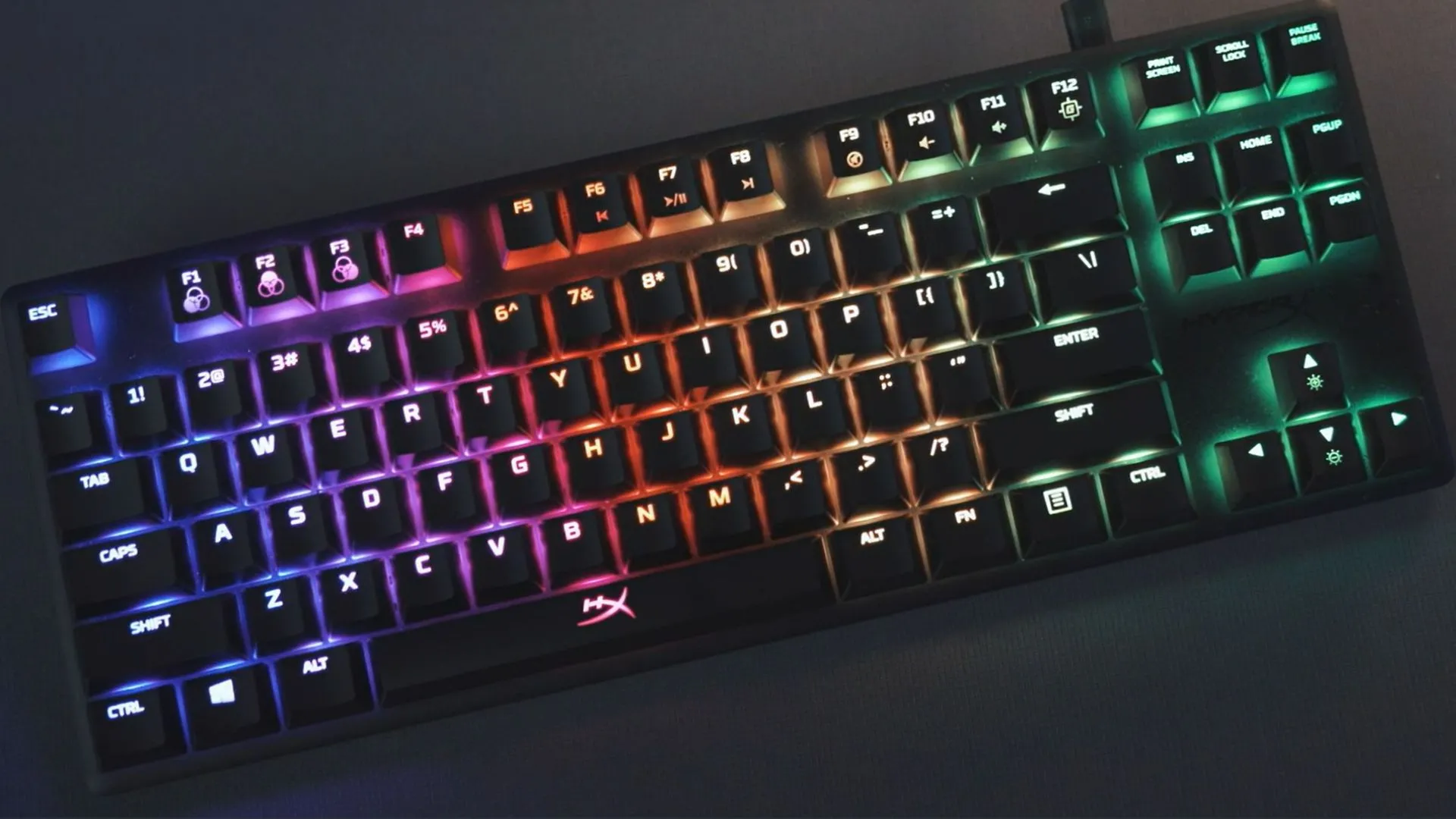 Bàn phím HyperX Alloy Origins Core TKL đặt trên bàn làm việc, thể hiện thiết kế bền bỉ và hiện đại của sản phẩm