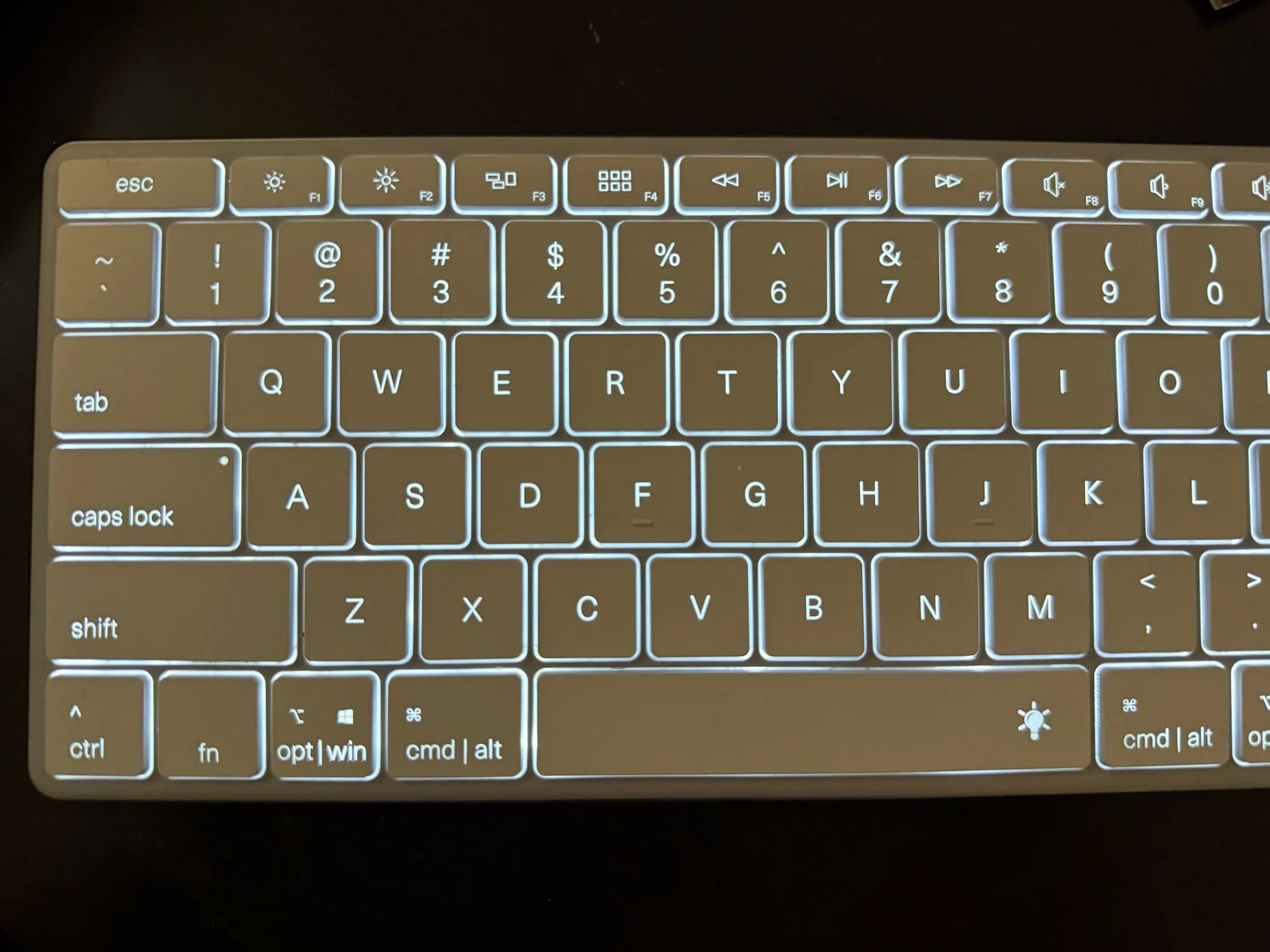 Bàn phím không dây Bluetooth Hyper HyperSpace hiển thị đèn nền rực rỡ trong môi trường thiếu sáng