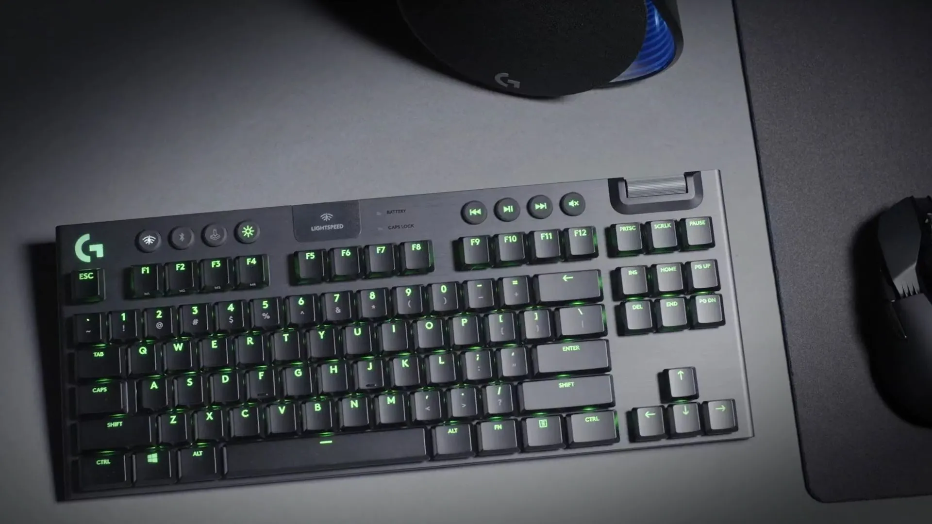 Bàn phím Logitech G915 TKL đặt trên mặt bàn màu xám, thiết kế mỏng nhẹ, hiện đại và cao cấp