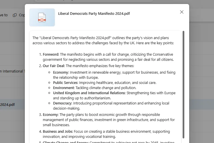 Bản tóm tắt của Copilot về bản PDF cương lĩnh đảng Dân chủ Tự do, minh họa cách tóm tắt tài liệu dài bằng AI trong OneDrive.