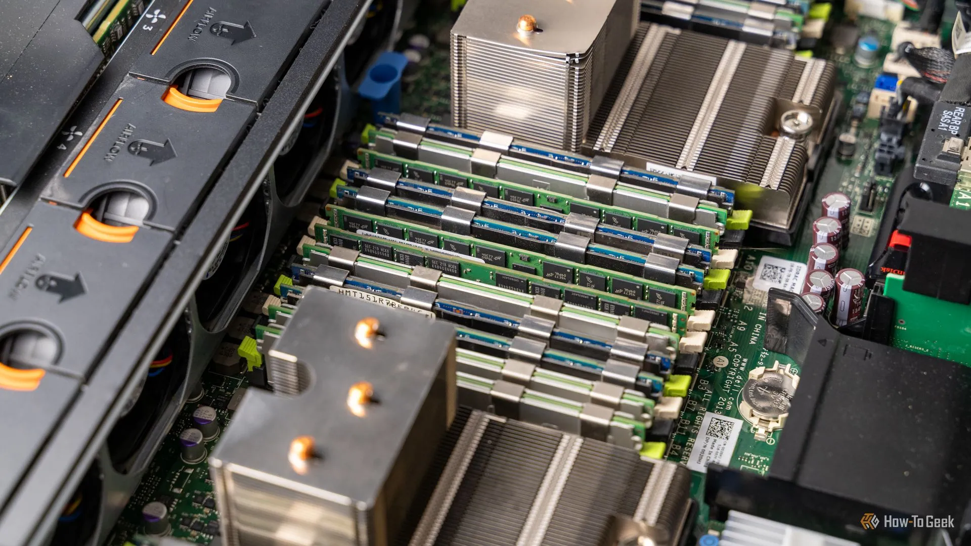 Bên trong server lưu trữ Dell R720xd với đầy đủ các khe cắm RAM