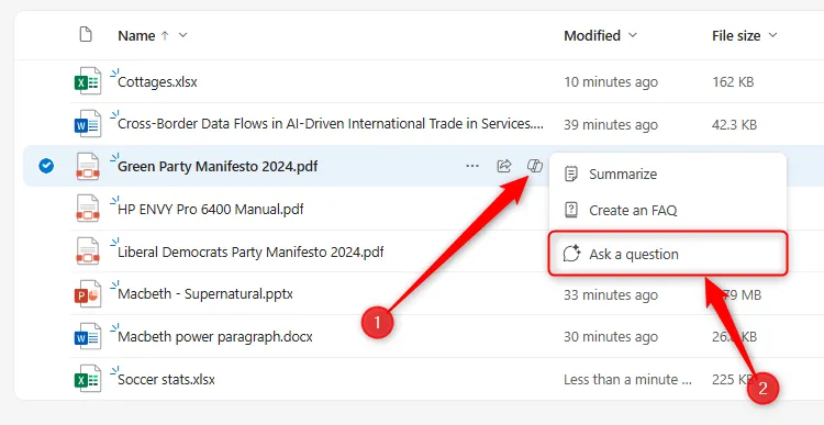 Biểu tượng Copilot được chọn cạnh file trong OneDrive, với nút &quot;Ask A Question&quot; được làm nổi bật để đặt câu hỏi về nội dung tài liệu.
