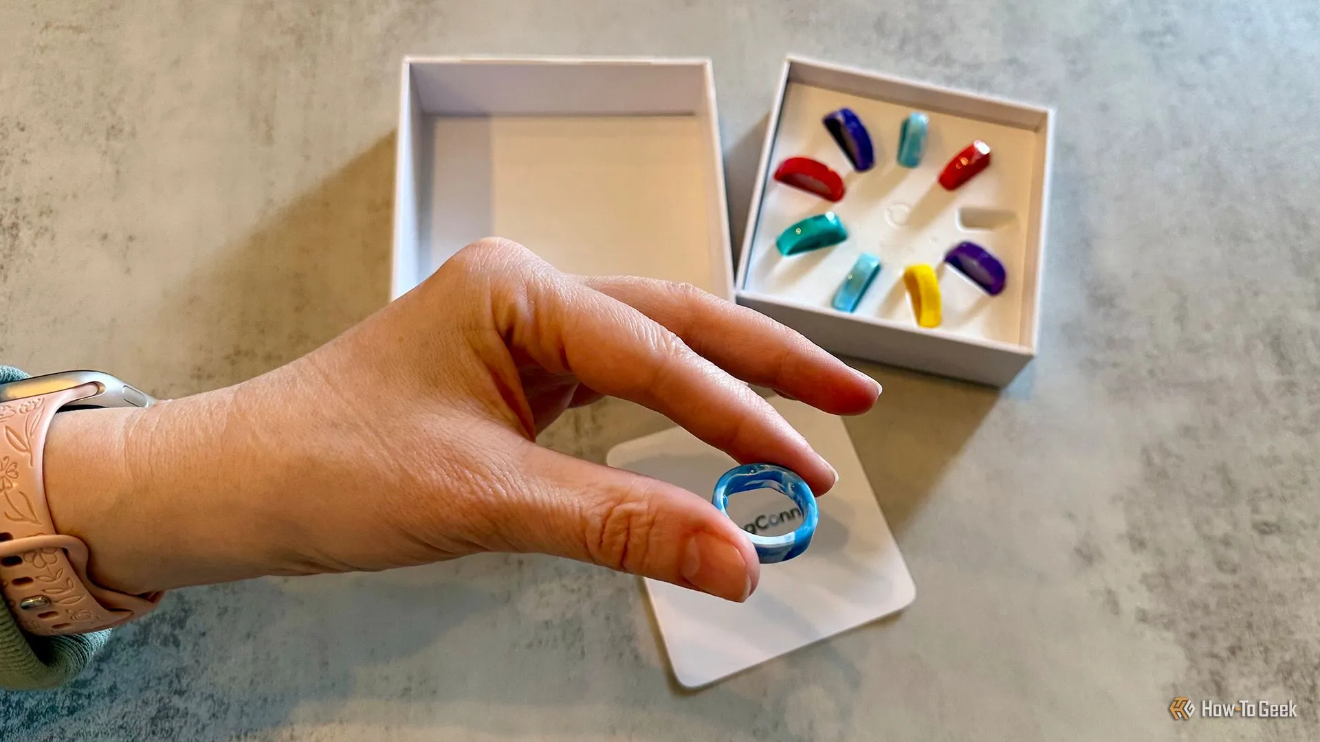 Bộ kit đo size RingConn Gen 2 Air với các vòng nhựa nhiều màu sắc.