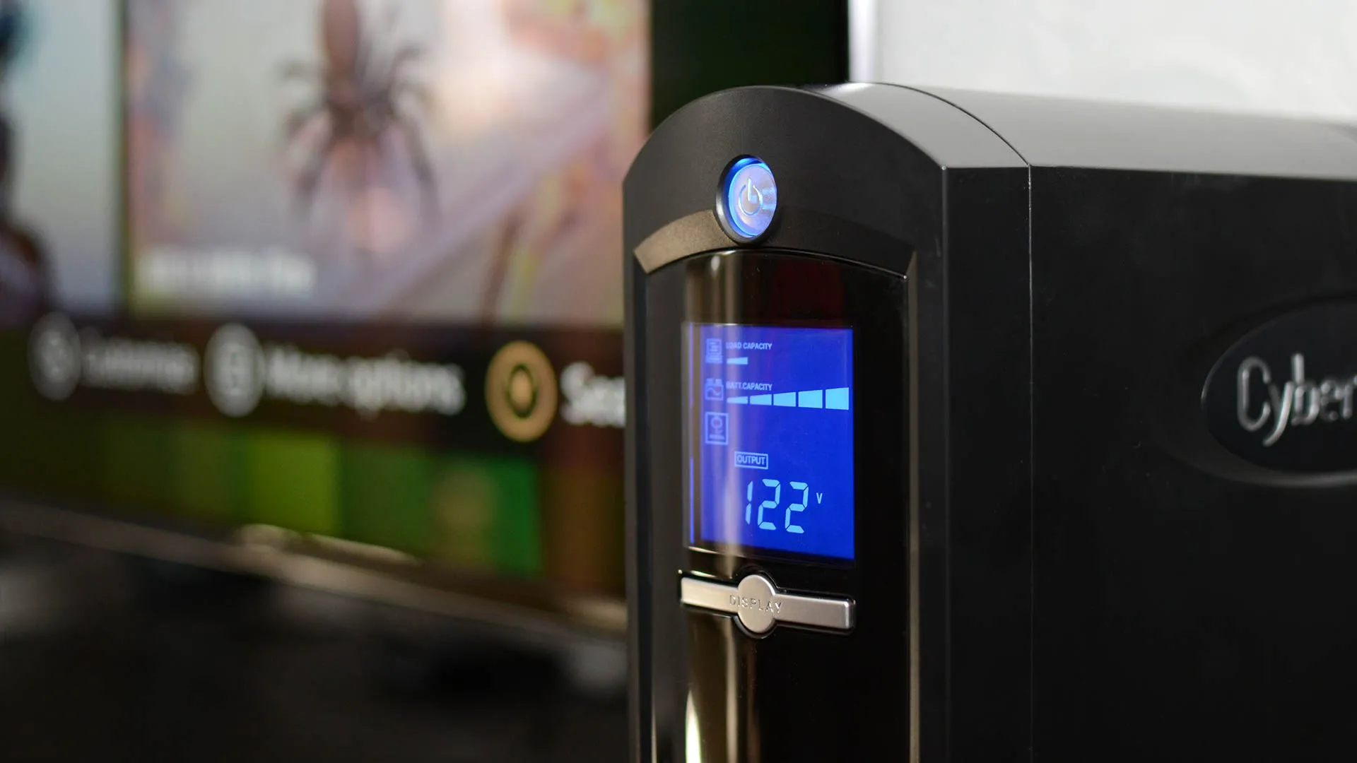 Bộ lưu điện UPS đặt cạnh TV