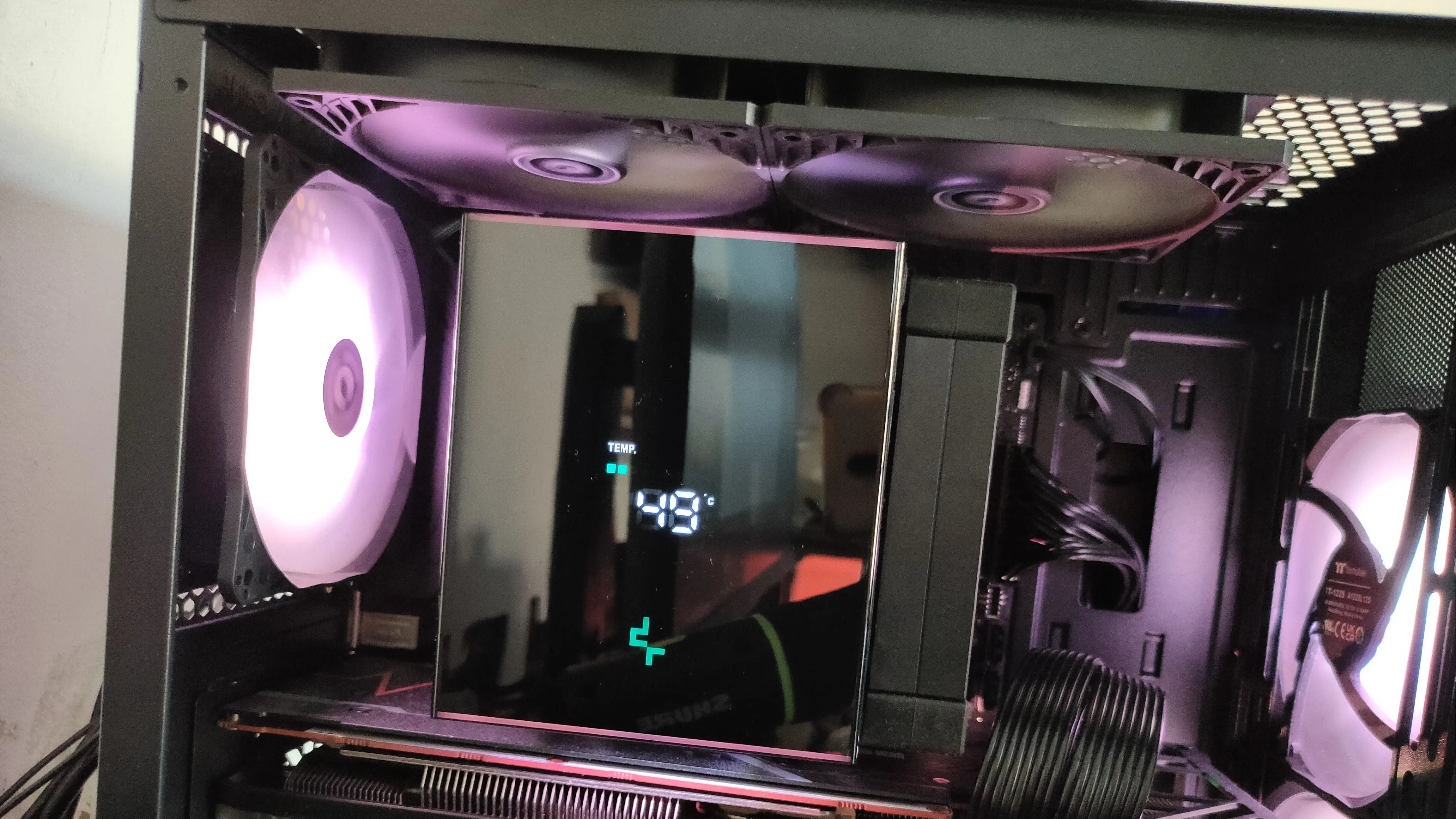 Bộ tản nhiệt khí CPU với màn hình kỹ thuật số được bao quanh bởi các quạt thổi phía trên và phía sau.