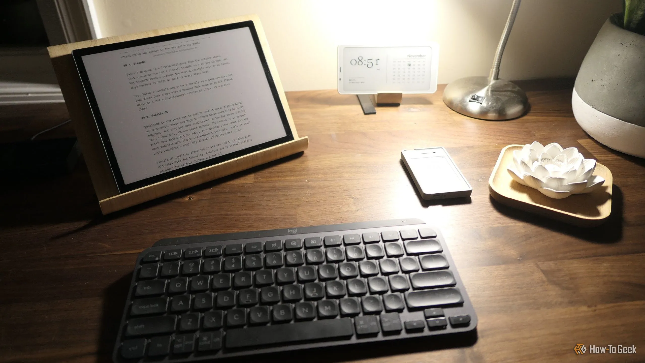 Các thiết bị đọc E Ink như Boox Tab Ultra C, Boox Palma và điện thoại Light Phone 2, minh họa sự đa dạng của công nghệ màn hình tiết kiệm năng lượng.