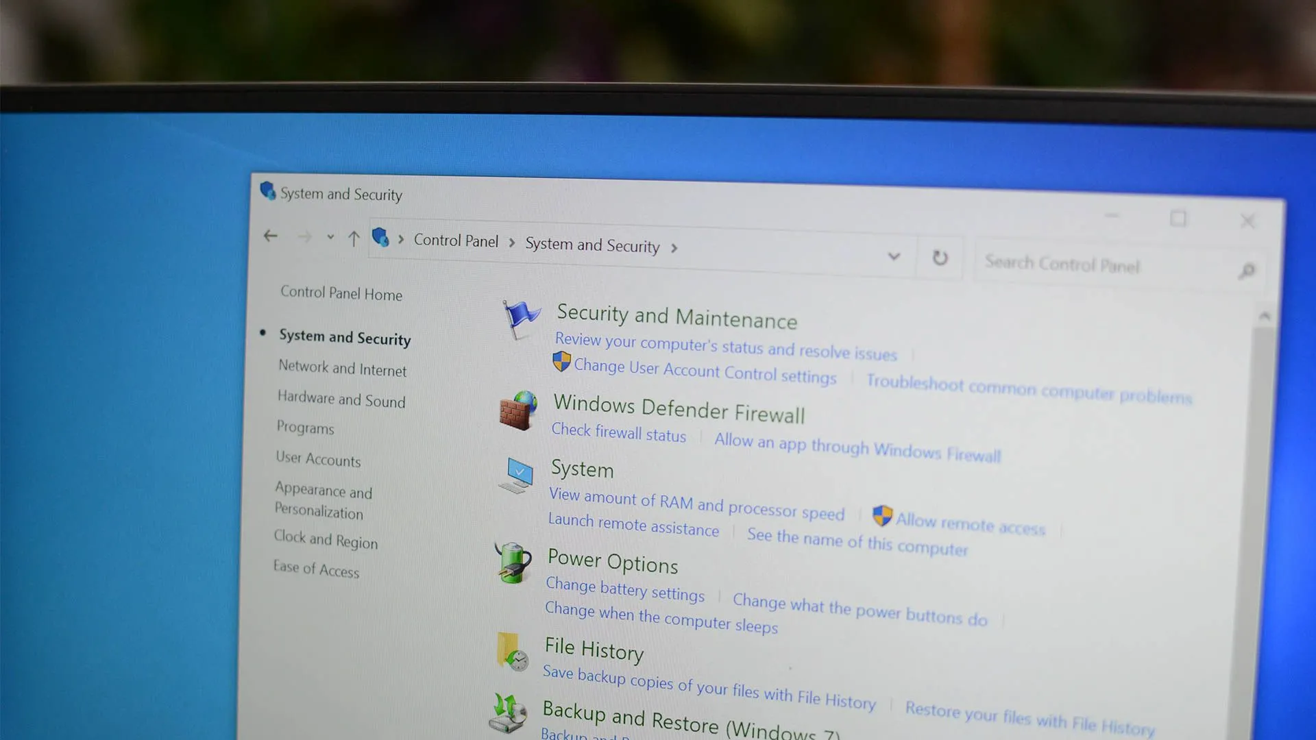 Cài đặt Hệ thống và Bảo mật trong Control Panel của Windows, nơi người dùng thường cấu hình các biện pháp phòng vệ phần mềm.