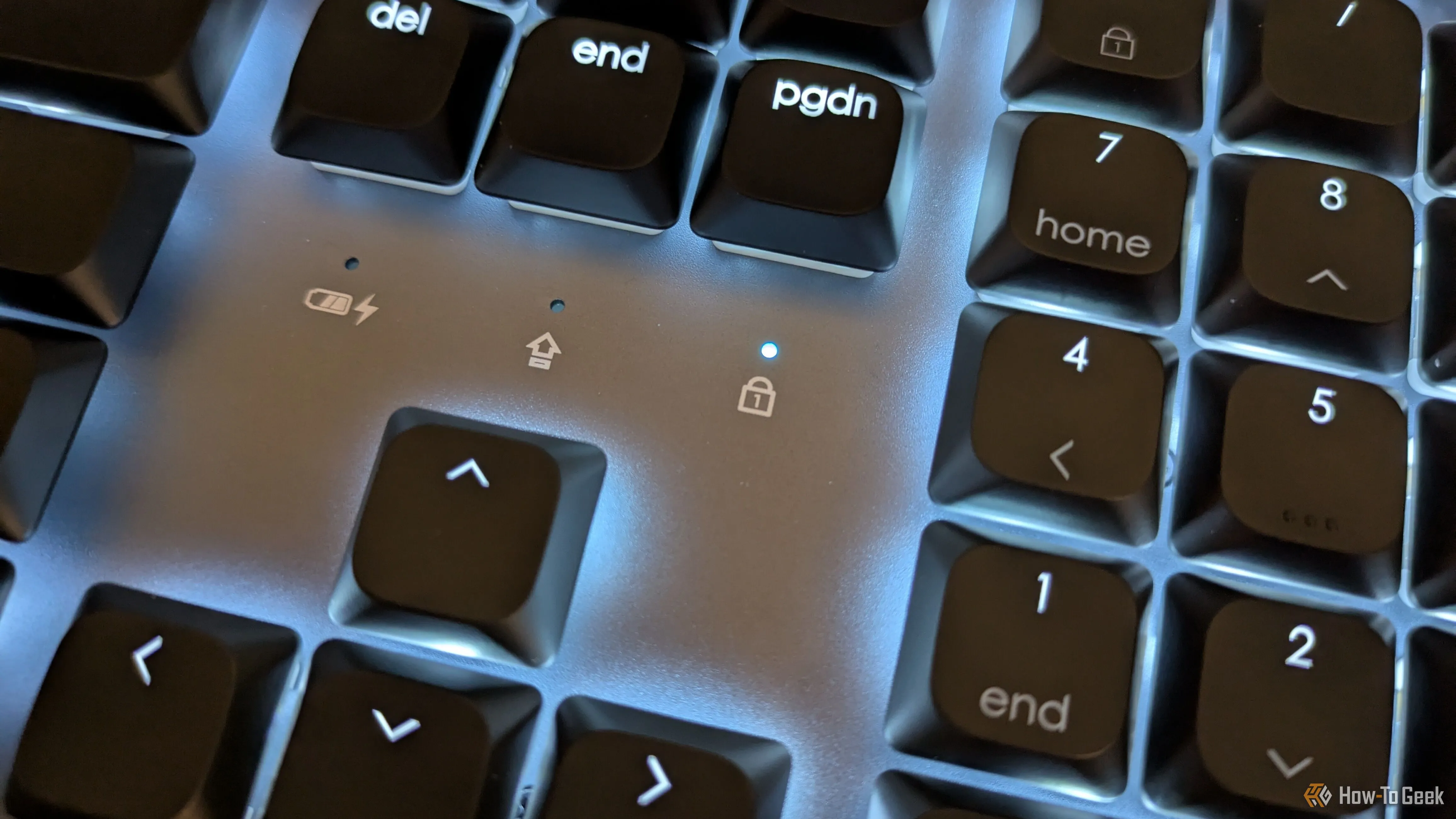 Cận cảnh đèn nền màu trắng tinh tế của bàn phím cơ Satechi SM3 với các chế độ chiếu sáng khác nhau.