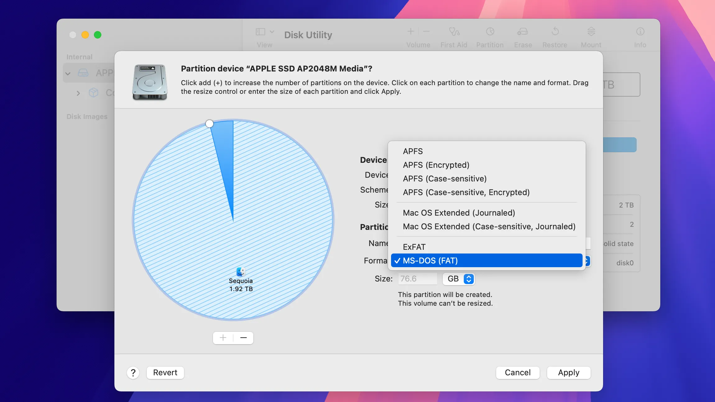 Công cụ Disk Utility trên macOS Sequoia hiển thị menu định dạng hệ thống tệp tin khi phân vùng ổ đĩa, với tùy chọn MS-DOS (FAT) được chọn.