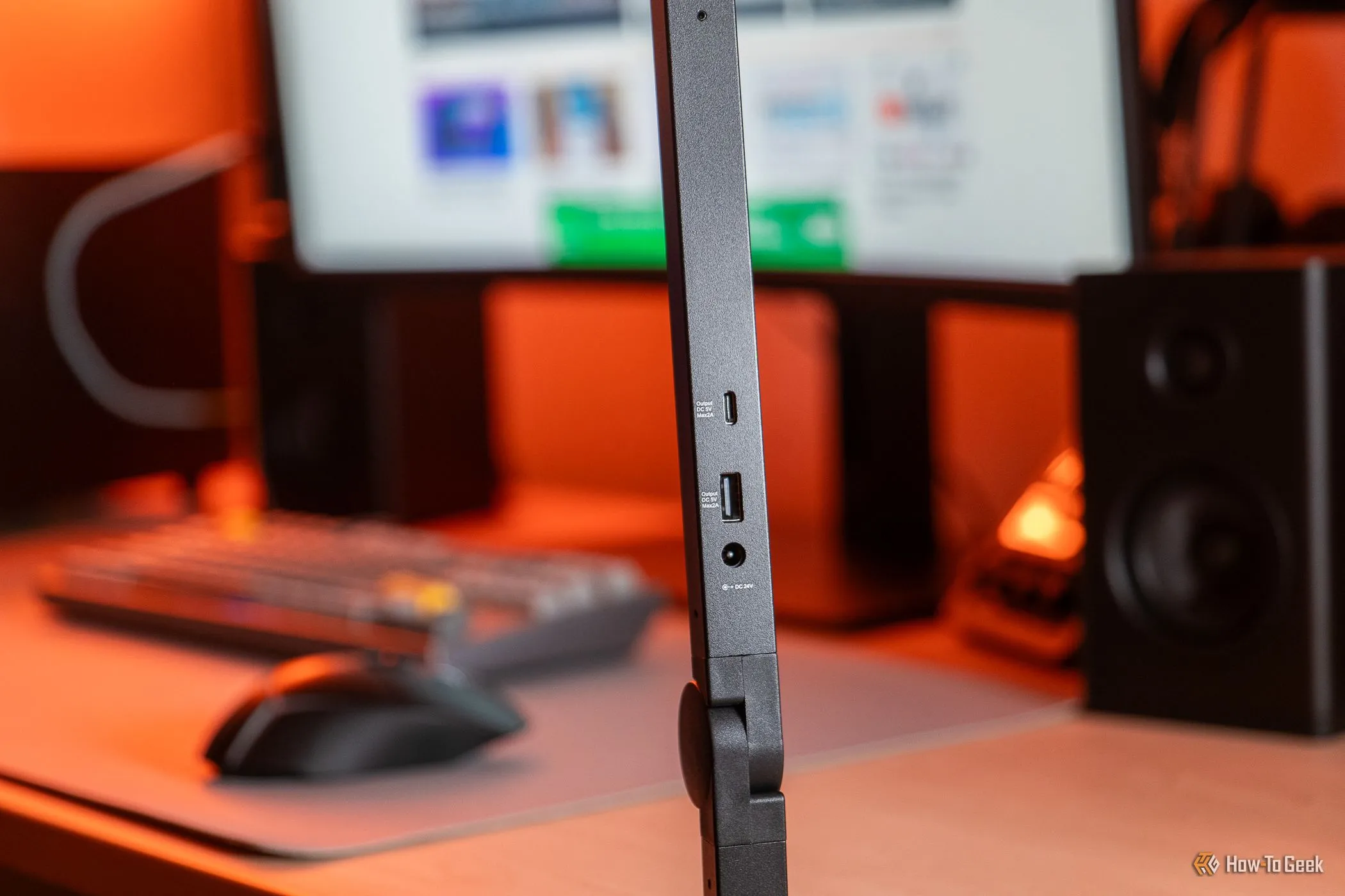 Đèn Lumecube Edgelight 2.0 với các cổng USB-C và USB-A, thường phải dùng có dây do hạn chế pin.