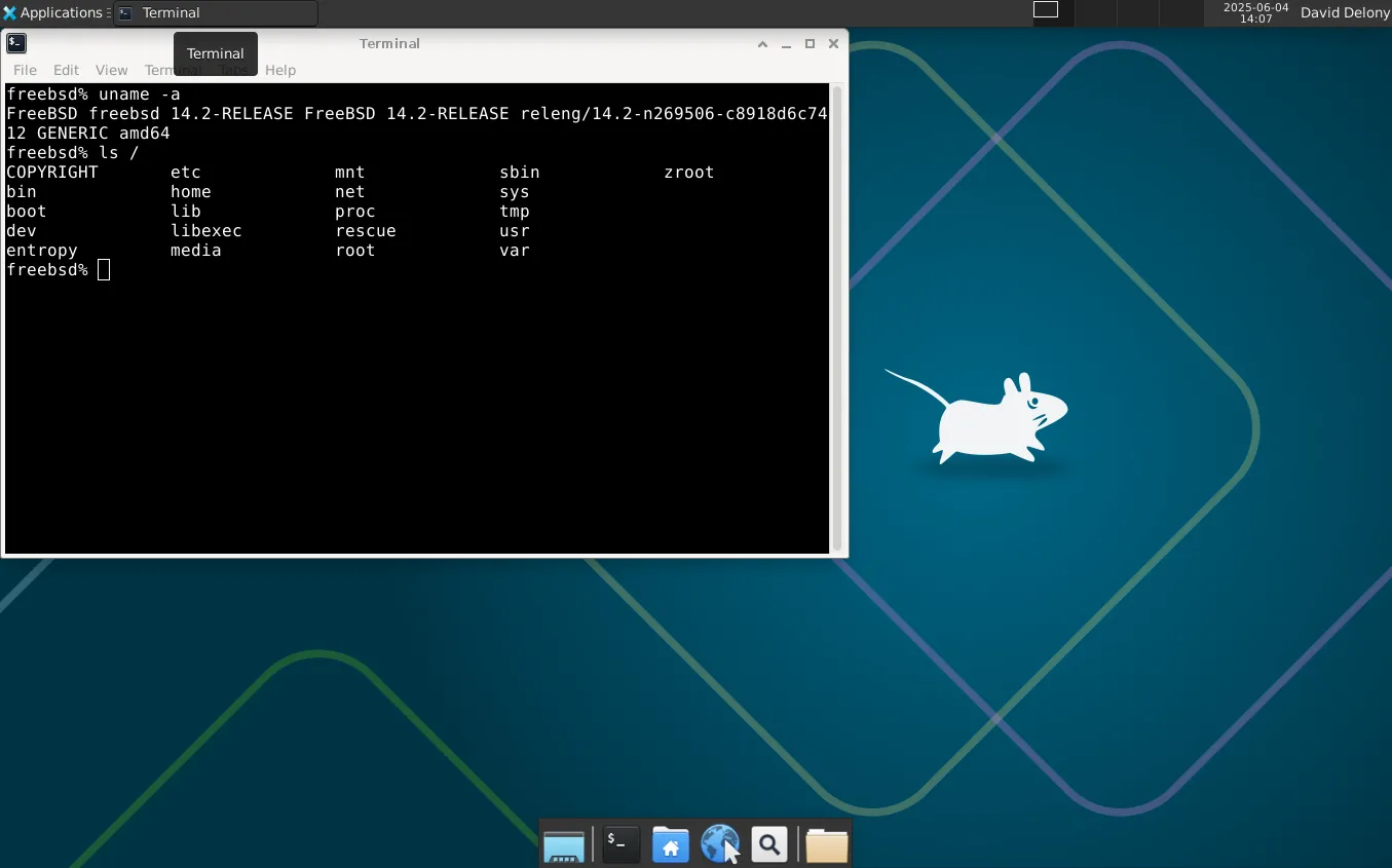 Desktop FreeBSD Xfce với cửa sổ terminal đang mở