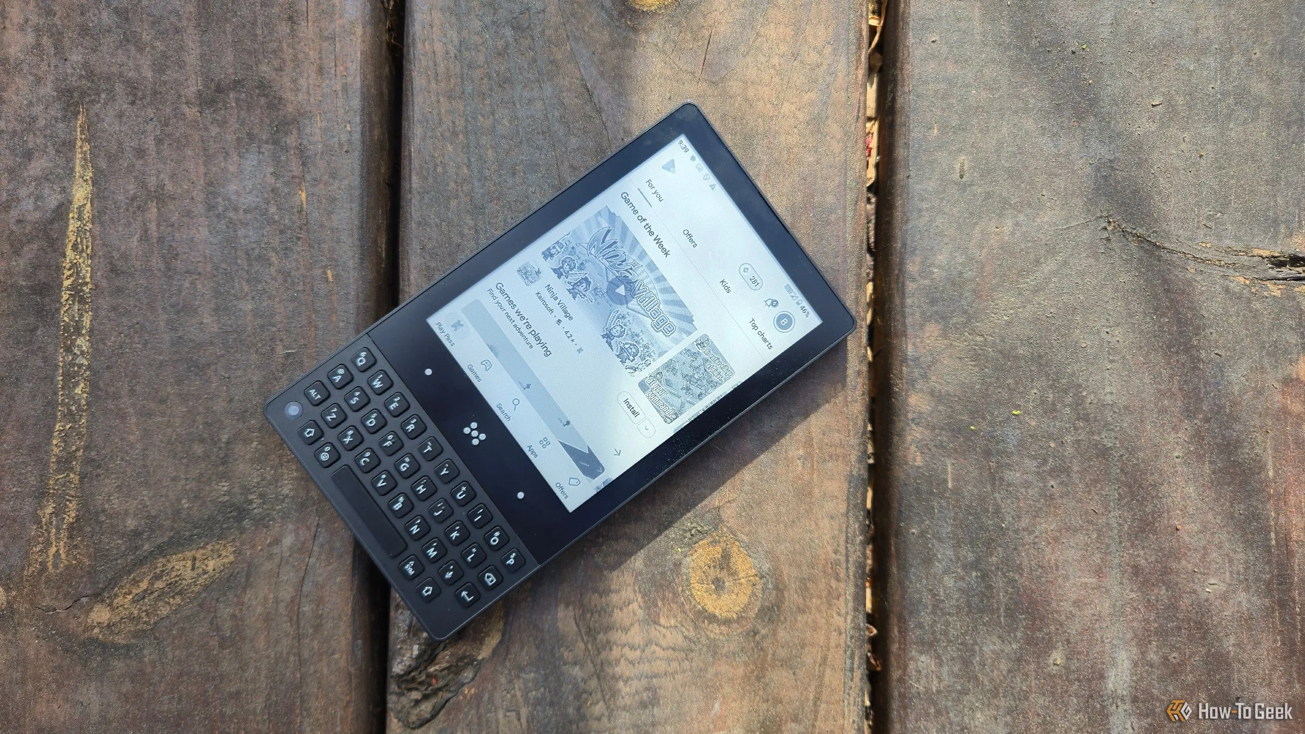 Điện thoại Minimal Phone với thiết kế độc đáo đặt trên ghế gỗ, thể hiện xu hướng điện thoại tối giản có khả năng truy cập ứng dụng.