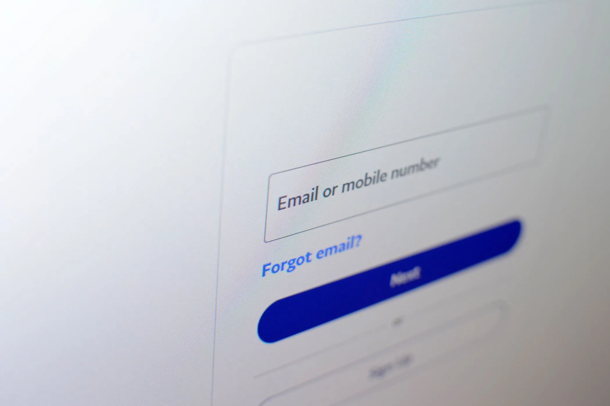 Giao diện đăng nhập website với ô nhập tên người dùng và mật khẩu, minh họa rủi ro khi tái sử dụng mật khẩu.
