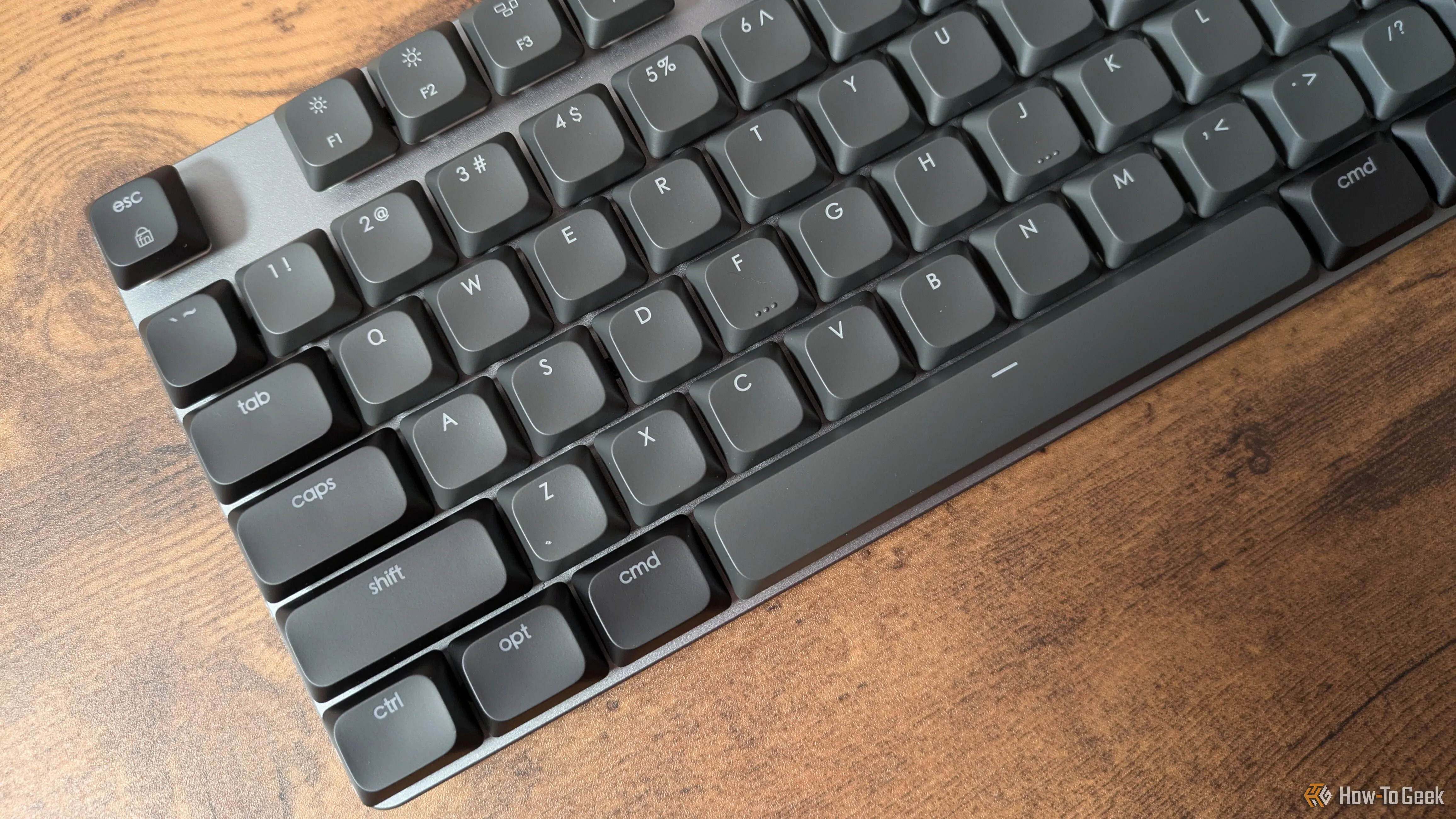 Góc nhìn cạnh bên của bàn phím cơ Satechi SM3, làm nổi bật thiết kế mỏng nhẹ (slim low-profile) phù hợp môi trường văn phòng.