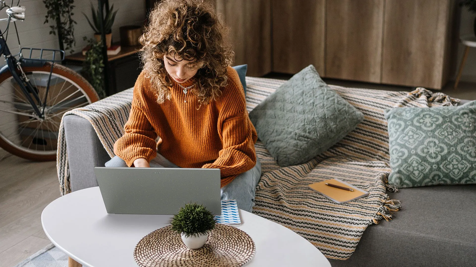 Góc nhìn cạnh bên laptop Acer Aspire Vero 16, thể hiện các cổng kết nối và màn hình 16 inch WQXGA