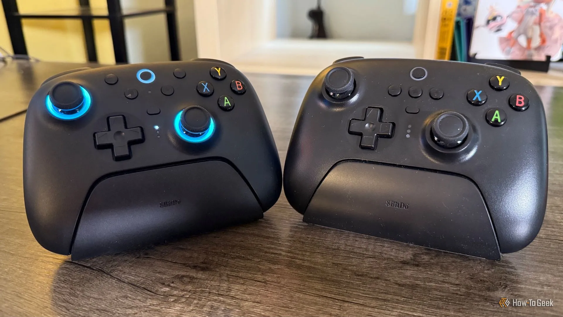 Hai phiên bản tay cầm chơi game 8BitDo Ultimate, một có dây và một không dây, cạnh nhau.