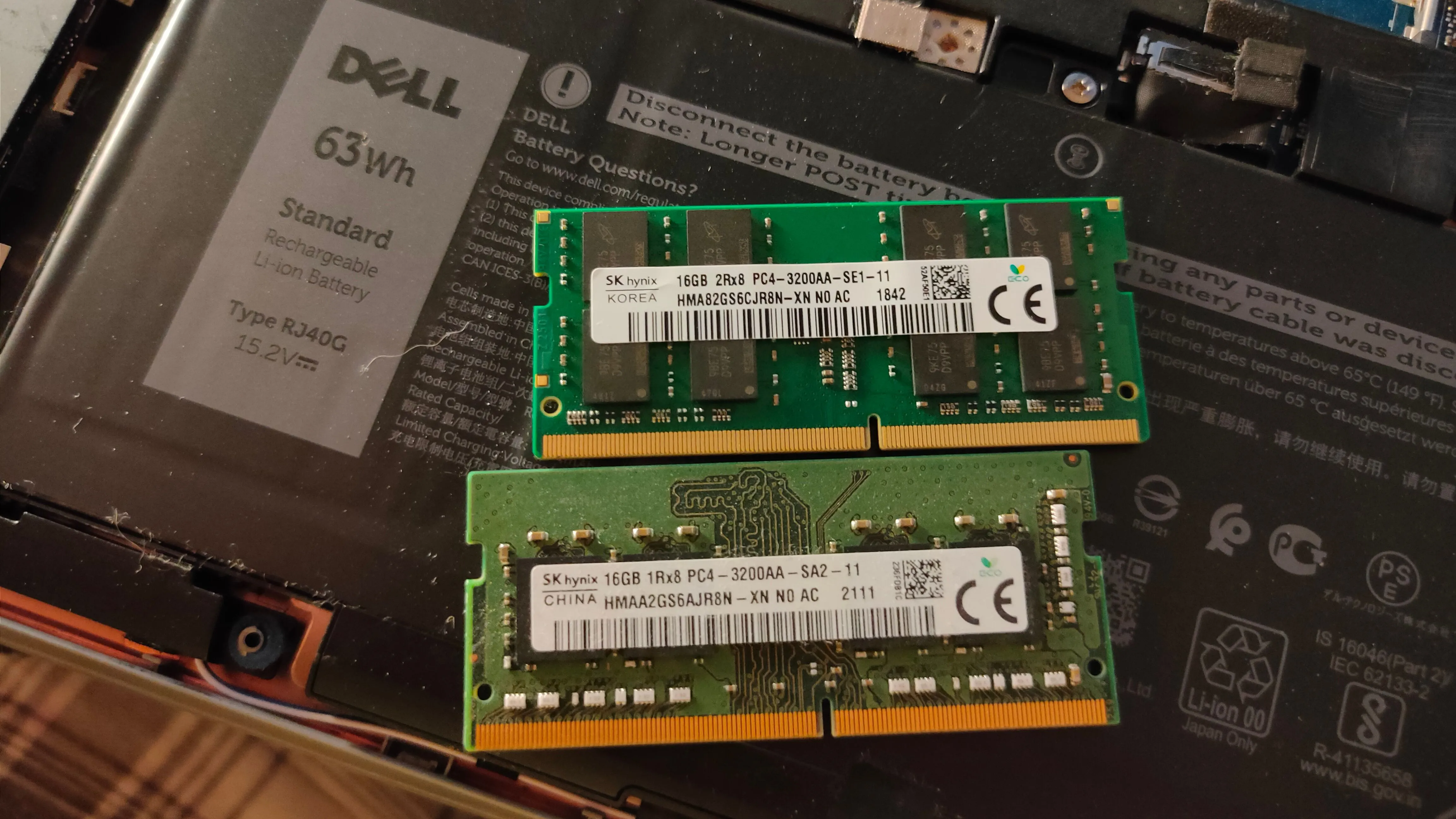 Hai thanh RAM laptop SK Hynix, minh họa cho cấu hình bộ nhớ dual-channel trên máy tính xách tay.