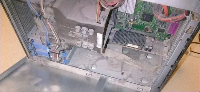 Hình ảnh bên trong case máy tính bám đầy bụi, minh họa tình trạng quá nhiệt tiềm ẩn.