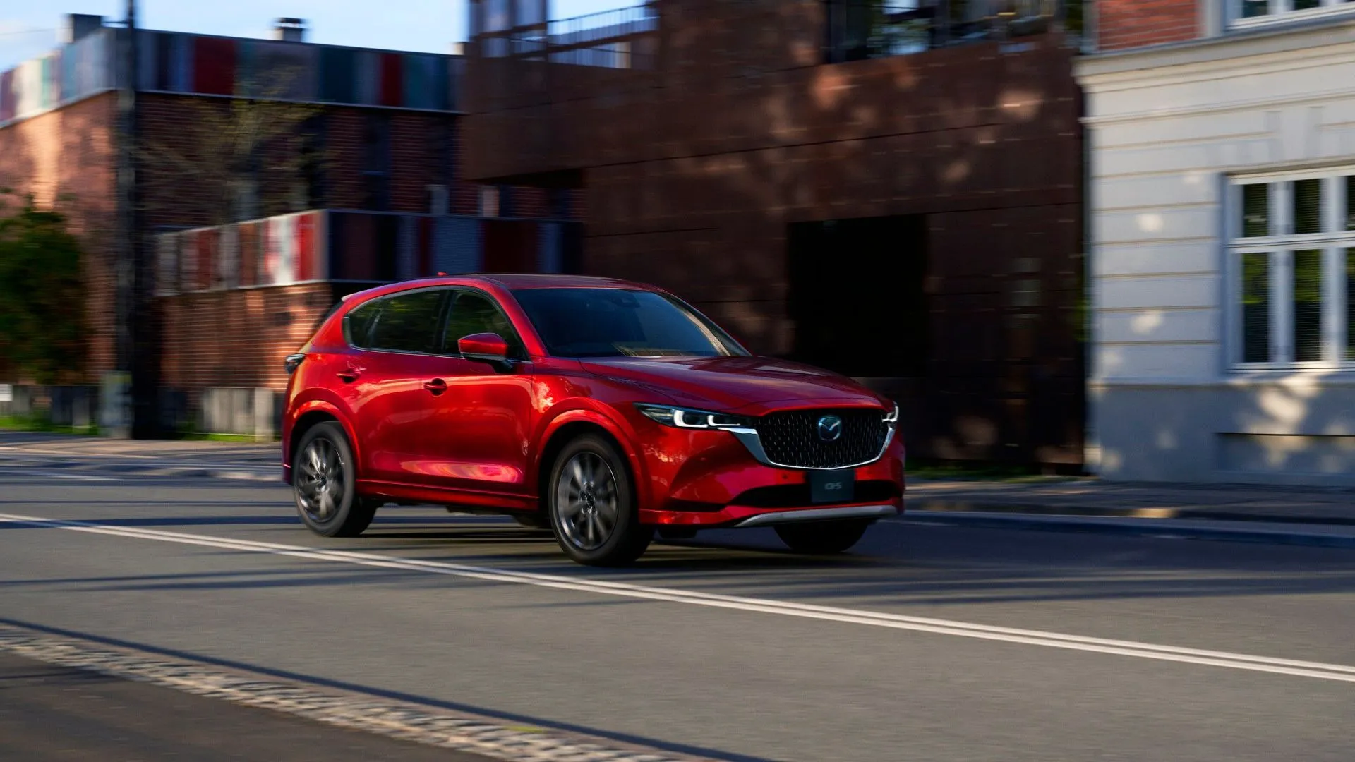 Hình ảnh mặt trước của chiếc Mazda CX-5 đời 2025 màu đỏ, với thiết kế hiện đại và lưới tản nhiệt nổi bật