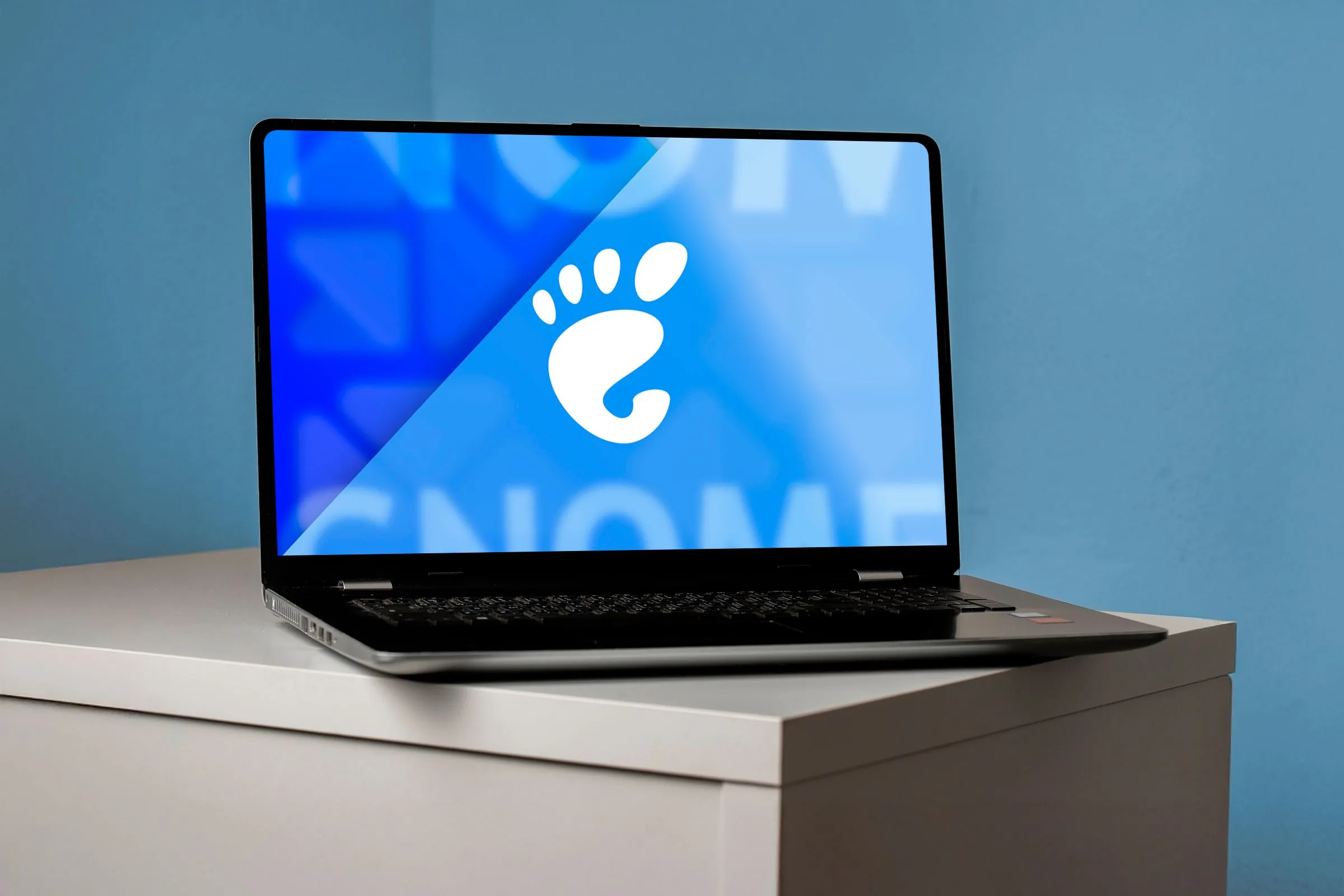 Hình ảnh máy tính xách tay với logo GNOME trên màn hình, đại diện cho bản cập nhật GNOME 48