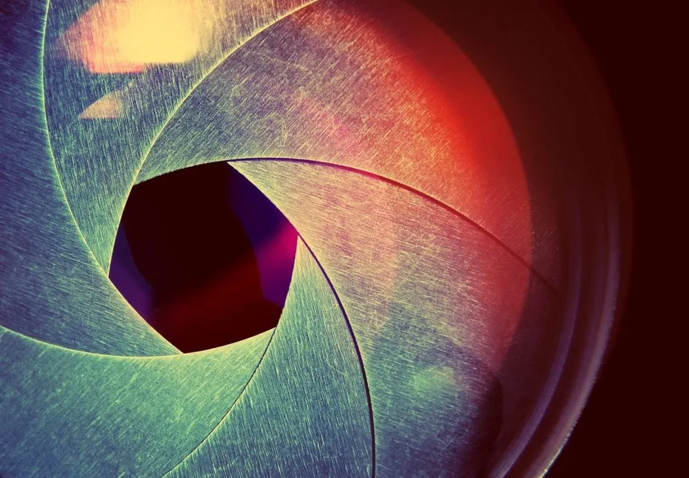 Hình ảnh minh họa khẩu độ camera và cách nó điều tiết ánh sáng, tương đồng với cơ chế hoạt động của đồng tử mắt trong các chế độ hiển thị.