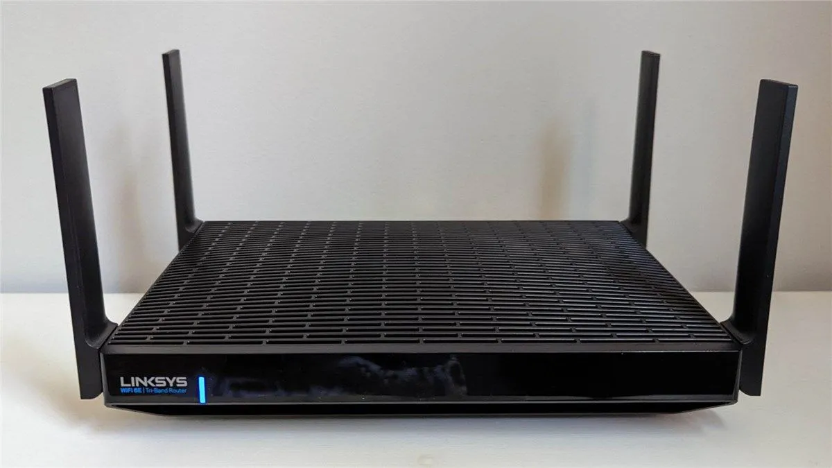 Hình ảnh một chiếc router Wi-Fi đang hoạt động, tượng trưng cho cấu hình mạng