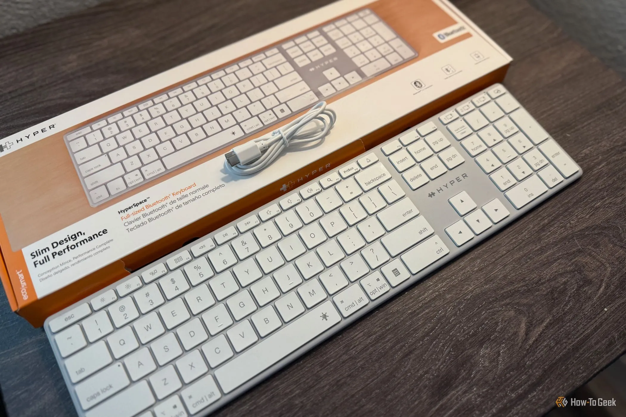 Hộp đựng và cáp sạc USB-C đi kèm bàn phím Bluetooth Hyper HyperSpace