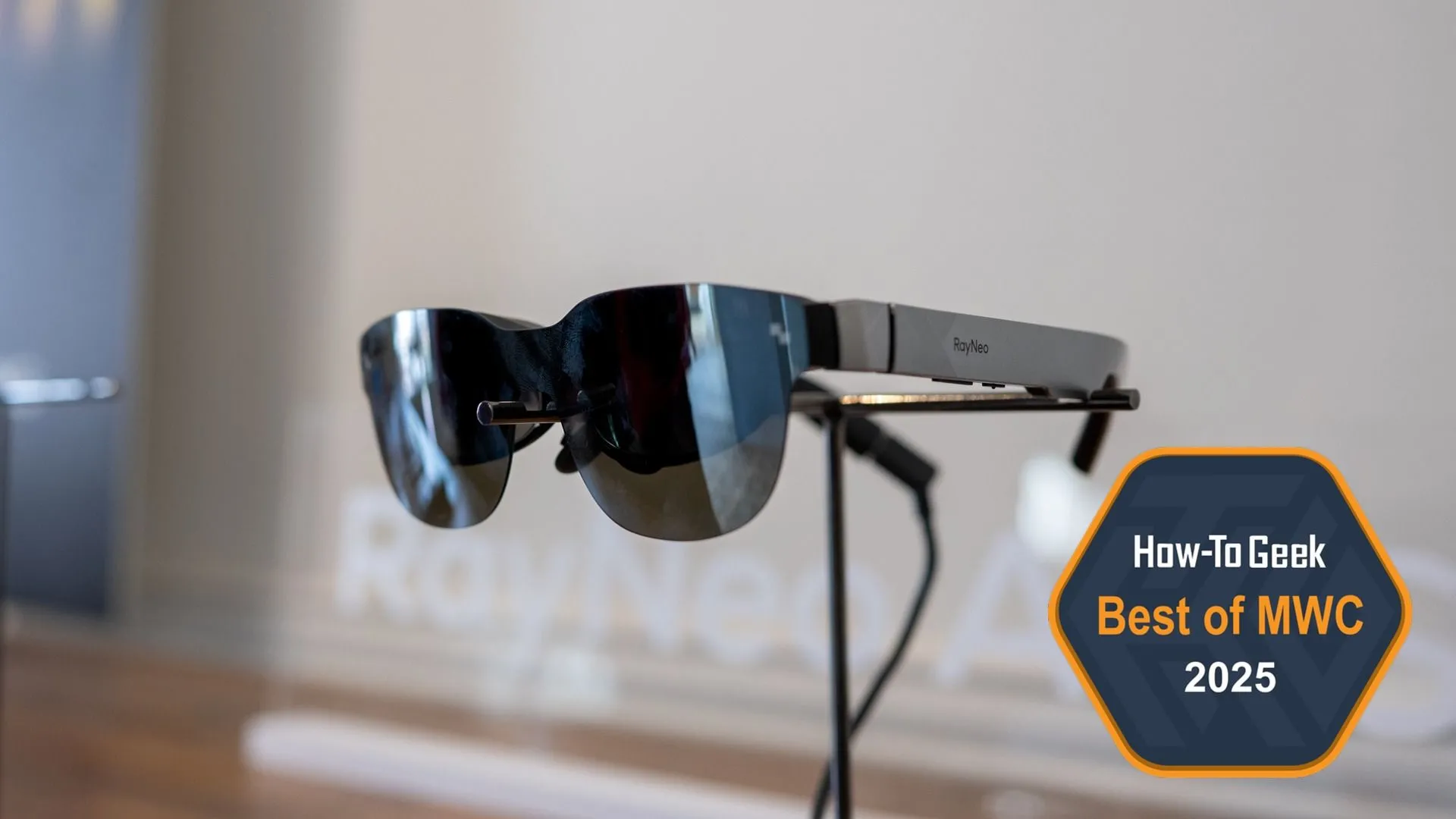 Kính thực tế mở rộng TCL RayNeo Air 3s XR được trưng bày tại MWC 2025.