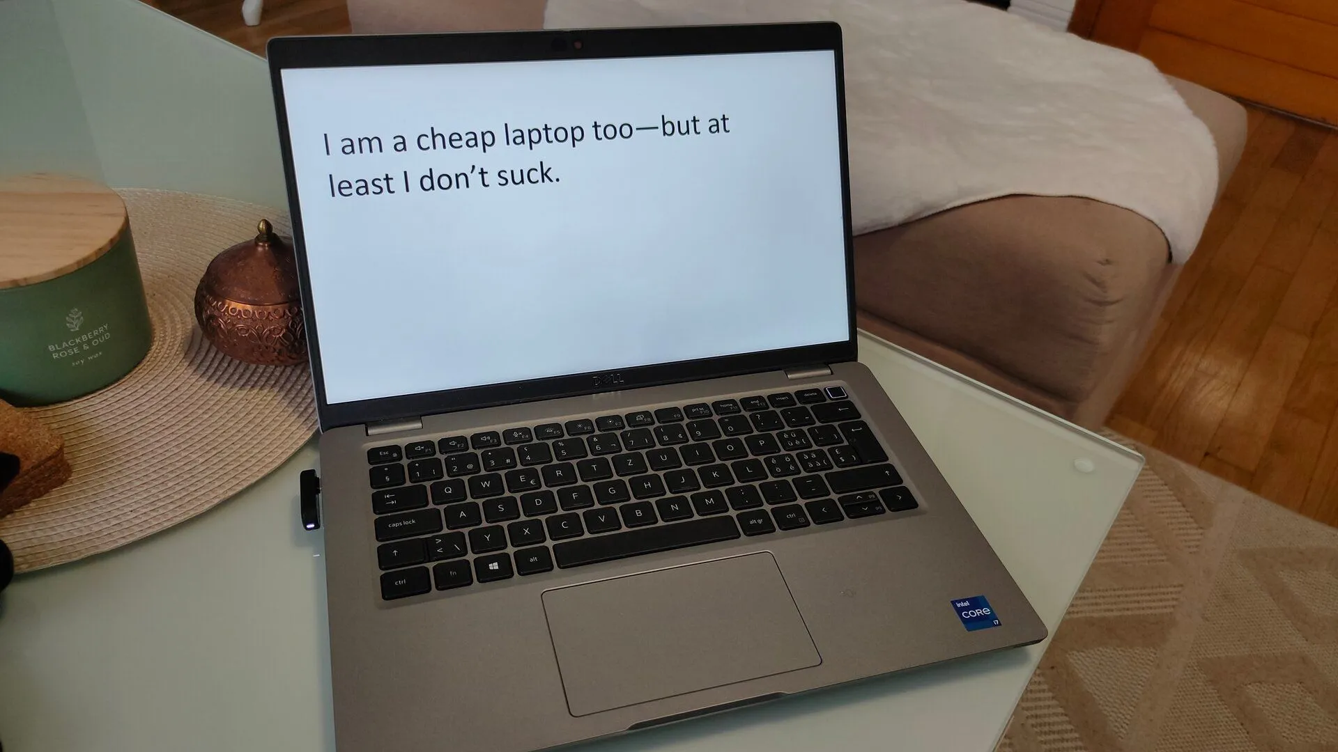 Laptop Dell Latitude 5420 trên bàn làm việc, ví dụ về laptop cảm ứng có thể mua với giá hợp lý