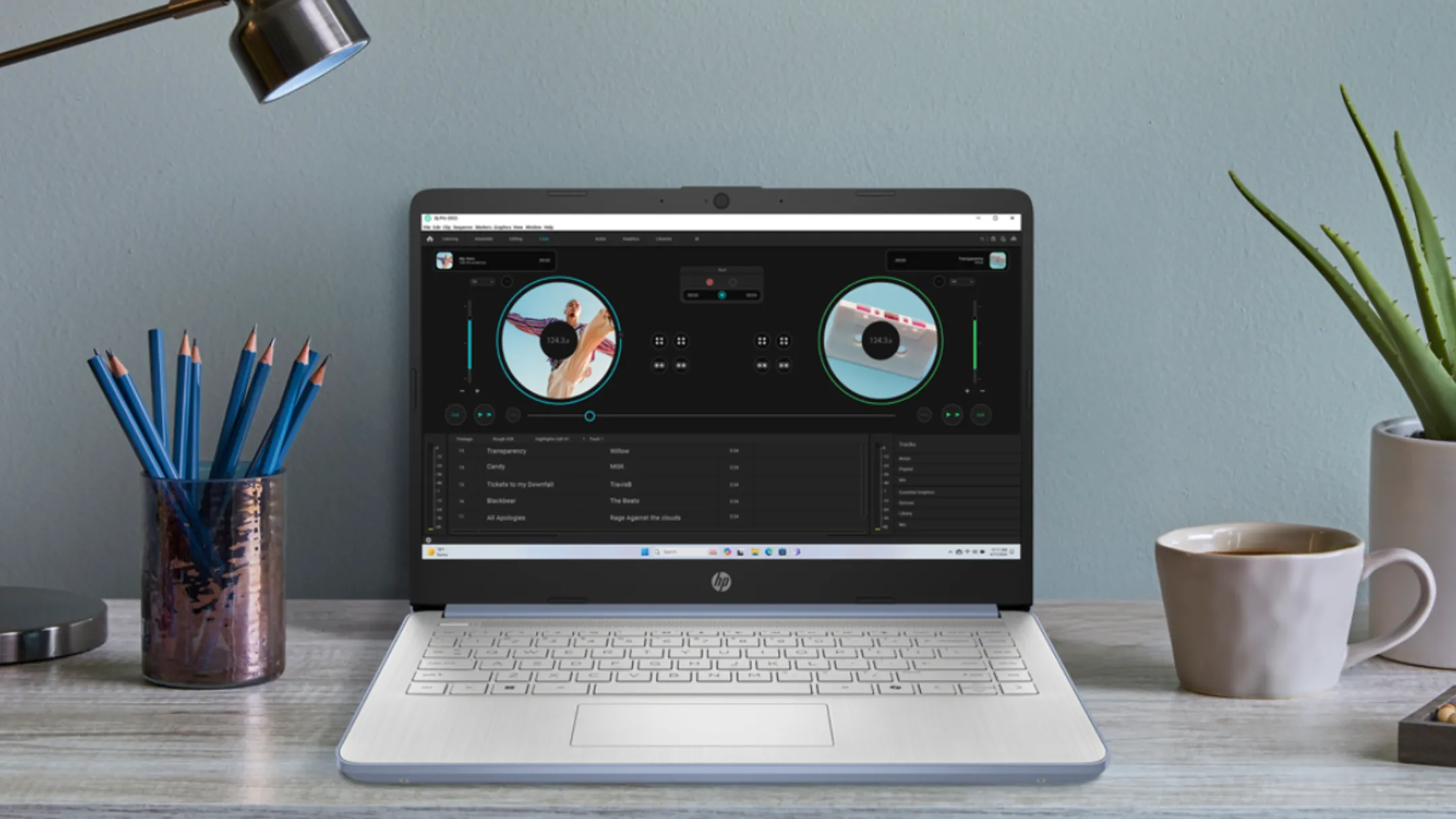 Laptop HP 14 màu xanh trên bàn làm việc hiển thị cấu hình