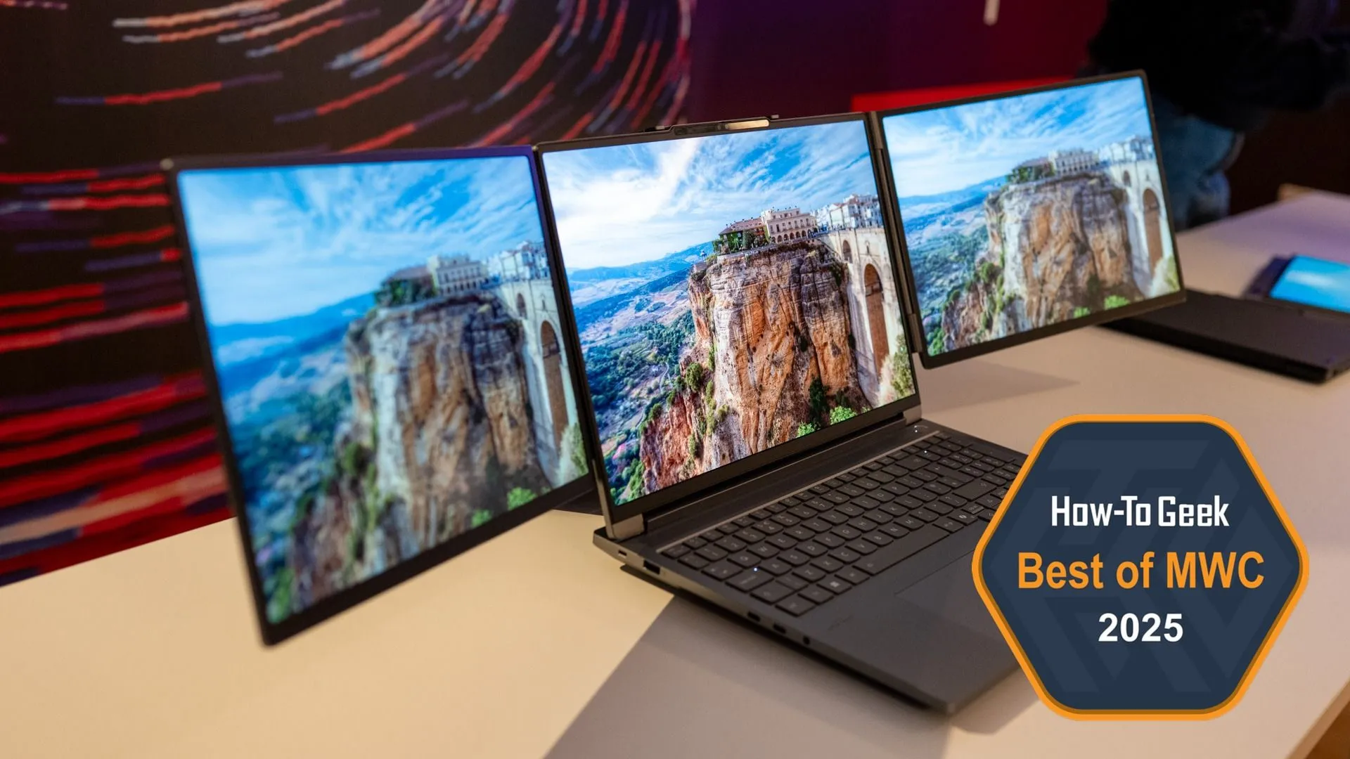 Laptop ThinkBook 16p Gen 6 được trang bị phụ kiện màn hình kép Lenovo Magic Bay Dual Display.