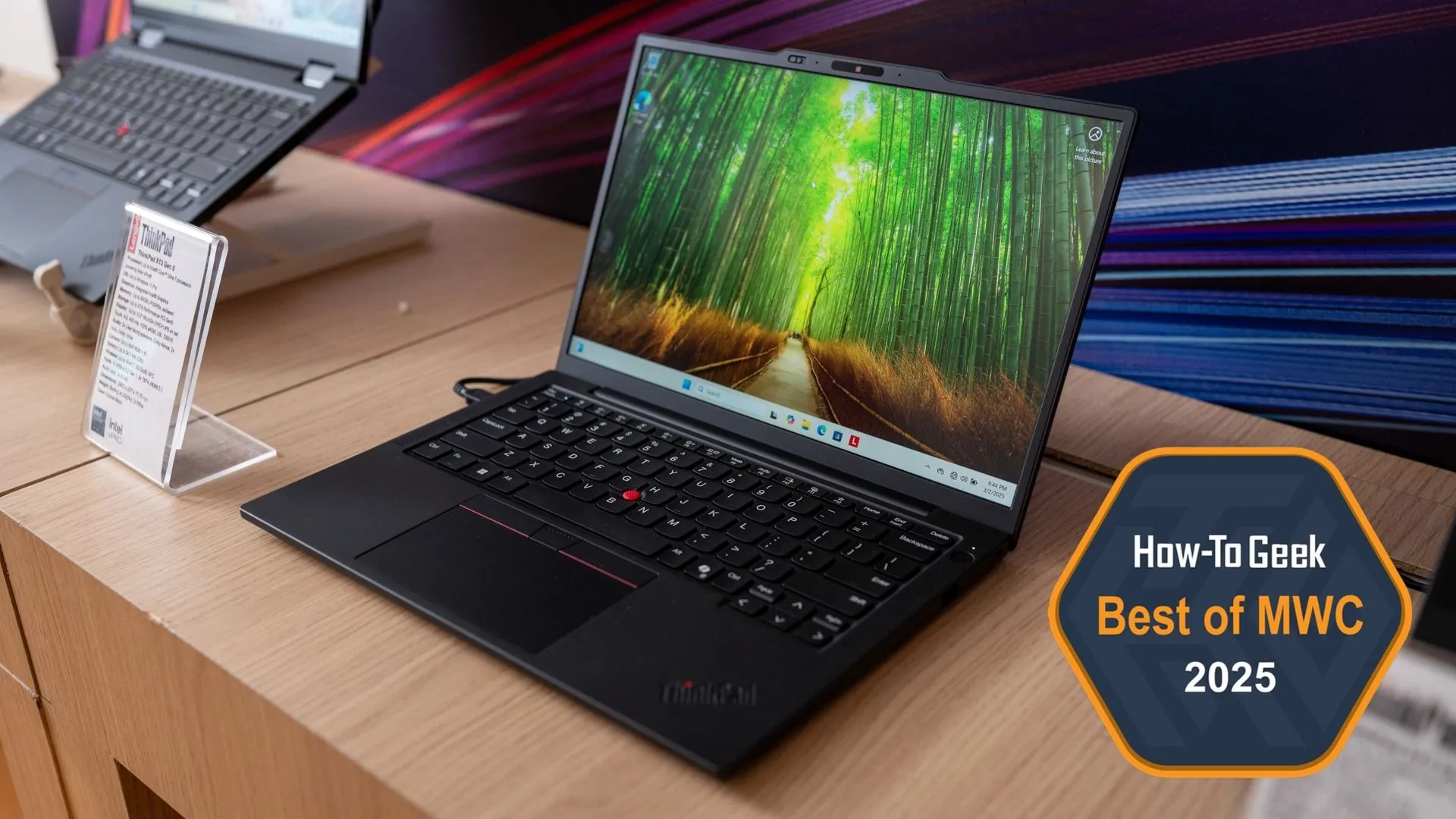 Lenovo ThinkPad X13 Gen 6 màu đen trên bàn, thể hiện thiết kế tối giản, chuyên nghiệp.