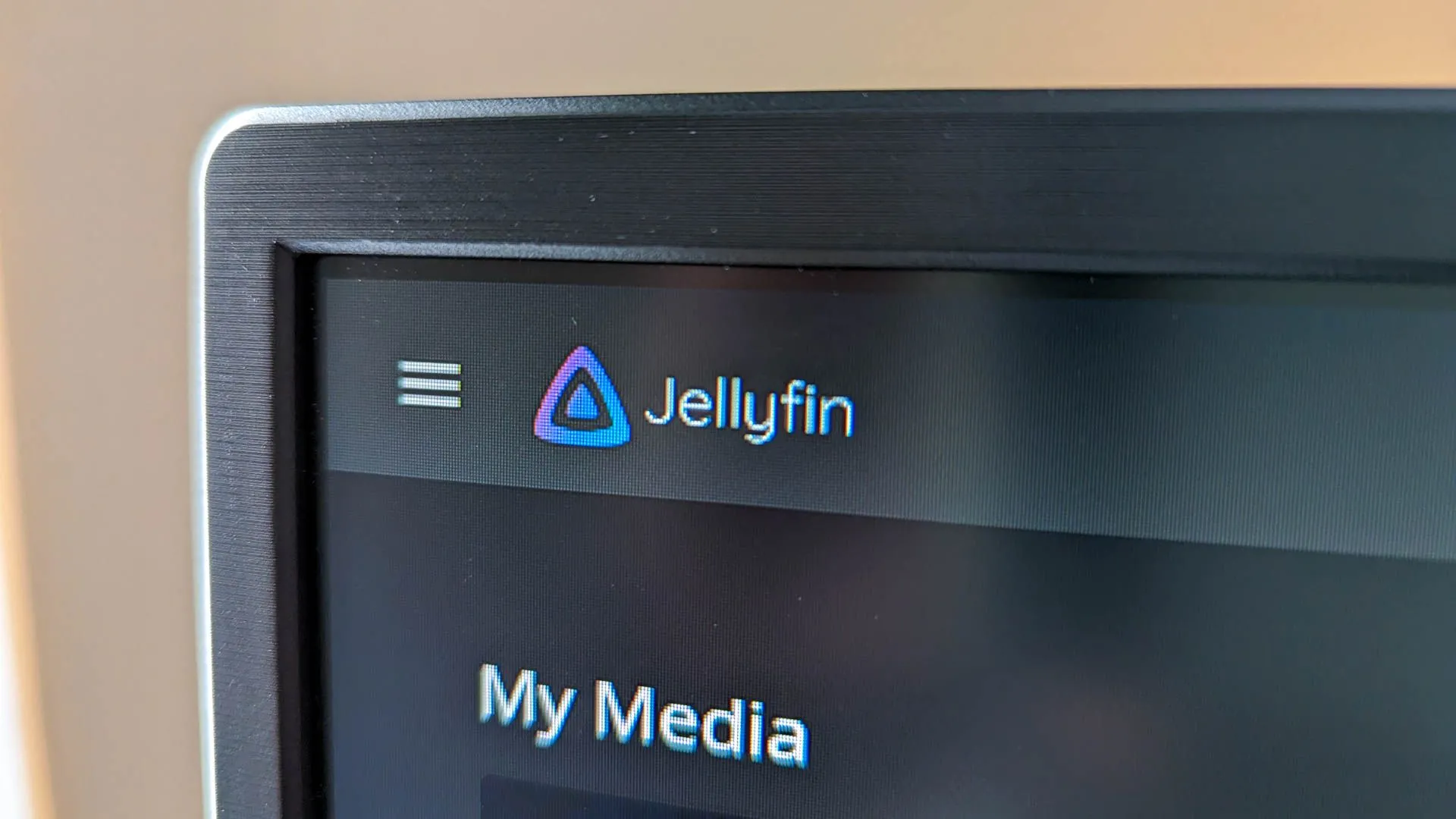 Logo máy chủ media Jellyfin trên màn hình máy tính, cho phép tự lưu trữ và quản lý thư viện giải trí