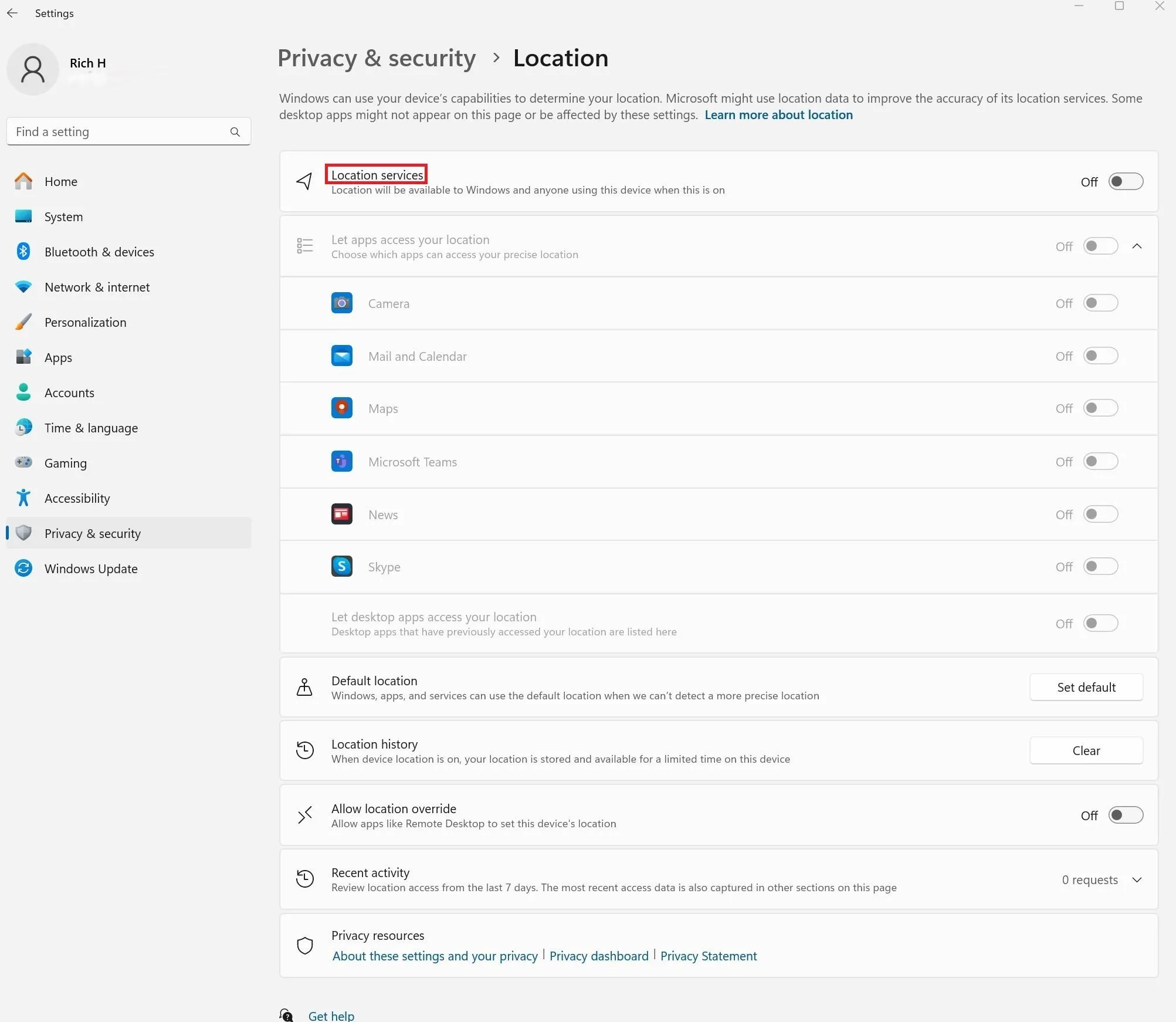 Màn hình cài đặt quyền riêng tư và bảo mật Windows 11 hiển thị tùy chọn tắt dịch vụ vị trí