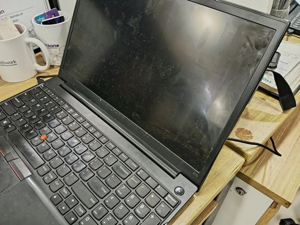 Màn hình laptop cảm ứng bị bám đầy dấu vân tay và vết bẩn