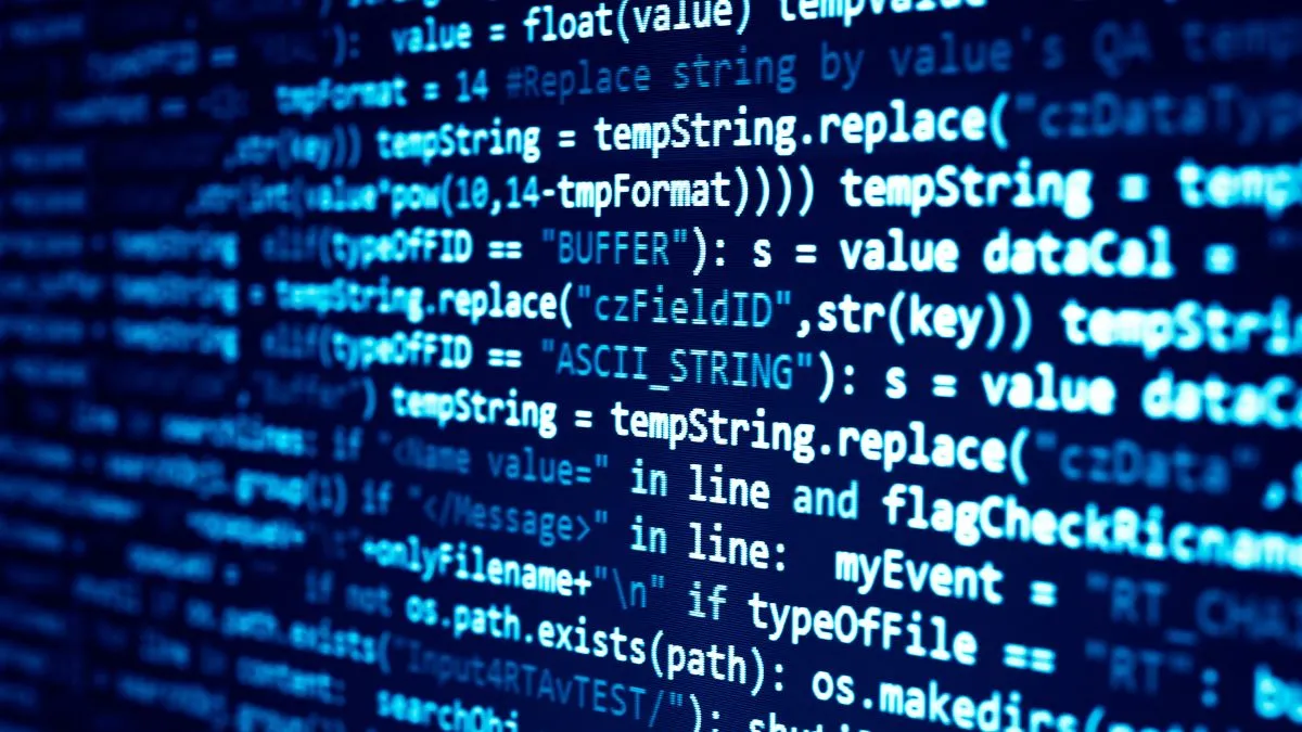 Màn hình máy tính hiển thị đoạn mã lập trình HTML, minh họa tính năng ngắt dòng khi xem mã nguồn trong Firefox