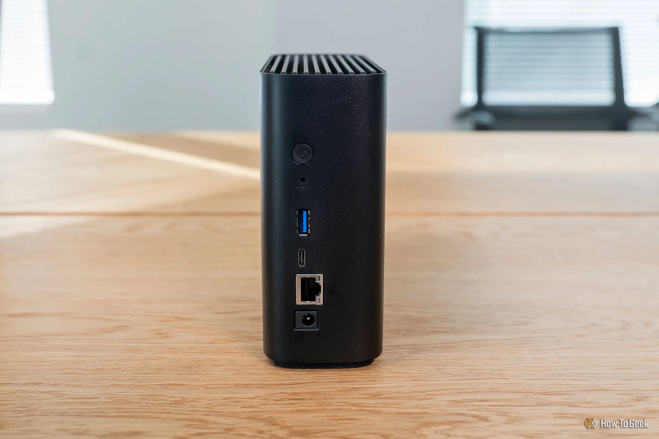 Mặt sau của Synology BeeStation với các cổng kết nối, thể hiện khả năng mở rộng của hệ thống NAS cá nhân.