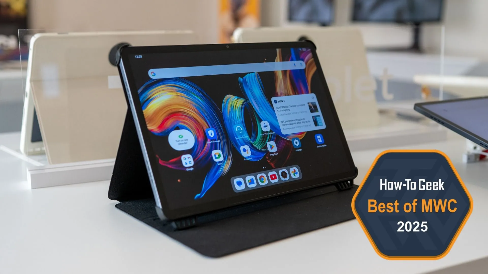 Máy tính bảng TCL NXTPAPER 11 Plus đặt trên bàn, kèm theo vỏ bảo vệ, hiển thị công nghệ màn hình NXTPAPER.